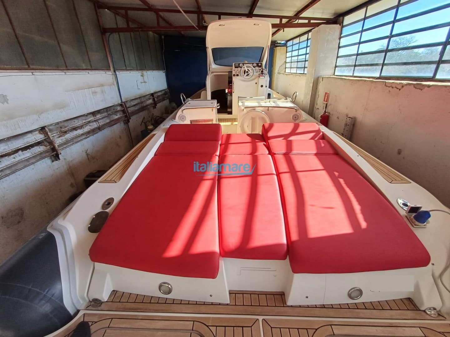 Pirelli Pzero 1100 - Deck View Pirelli Pzero 1100 - Deck View