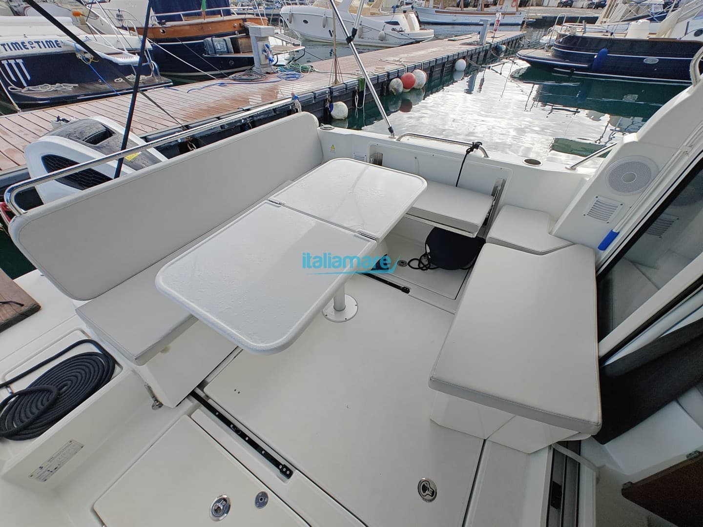 Beneteau Antares 8 - Interior View Beneteau Antares 8 - Interior View