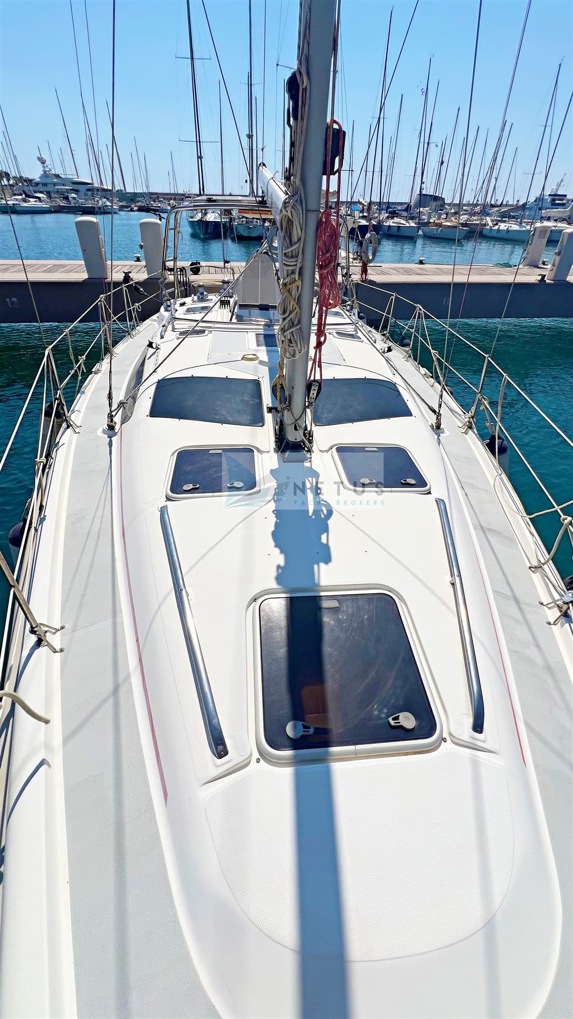 Hunter Hunter 380 - Deck View Hunter Hunter 380 - Deck View