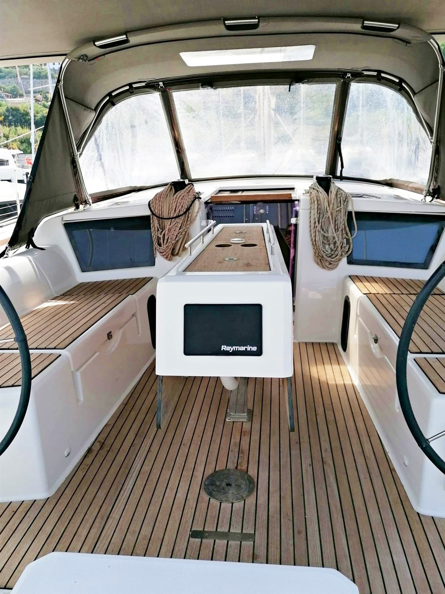 Dufour Yachts 390 Grand Large - Deck View Dufour Yachts 390 Grand Large - Deck View