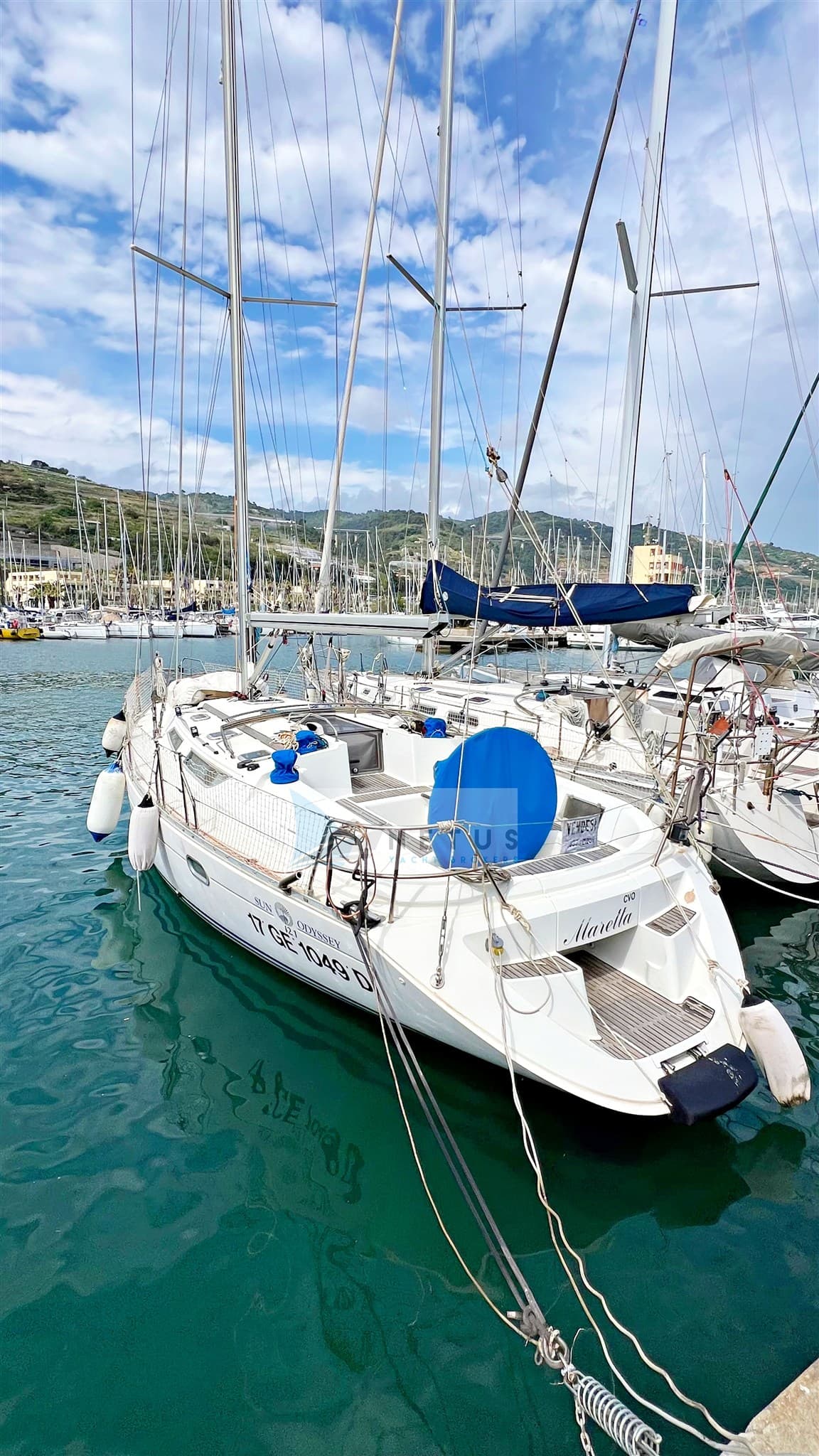 Jeanneau Sun Odyssey 42.1 - Deck View Jeanneau Sun Odyssey 42.1 - Deck View