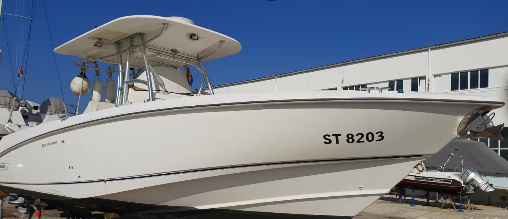 Boston Whaler OUTRAGE 320 used - hero image 3