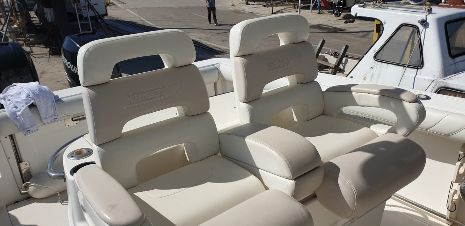Boston Whaler OUTRAGE 320 used - hero image 18