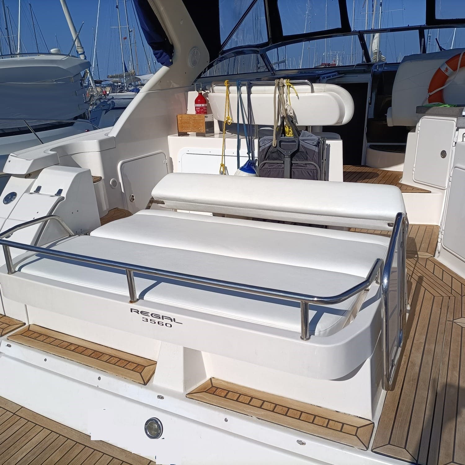 Regal Marine Commodore 3560 - Detail View 1 Regal Marine Commodore 3560 - Detail View 1