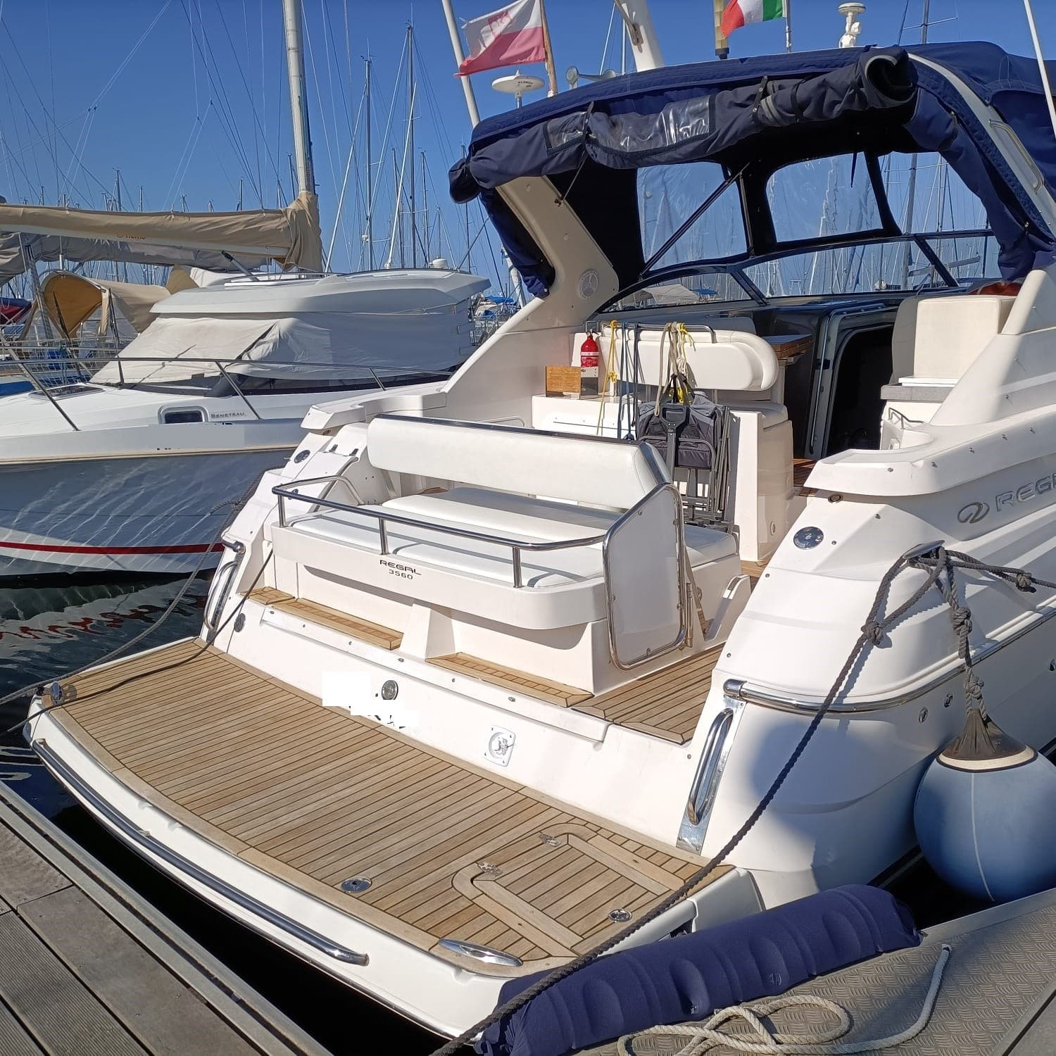 Regal Marine Commodore 3560 - Interior View Regal Marine Commodore 3560 - Interior View