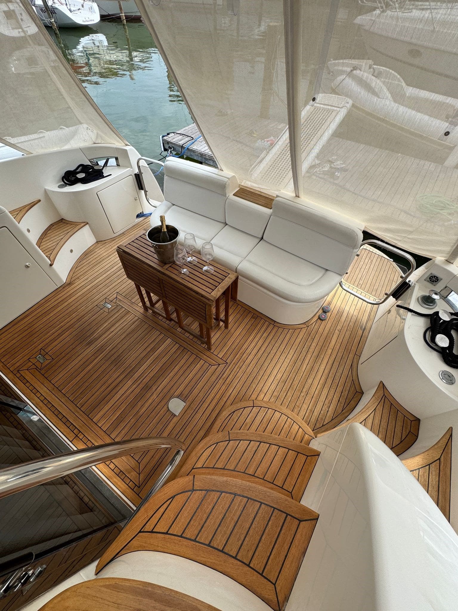 Azimut 46 - Deck View Azimut 46 - Deck View