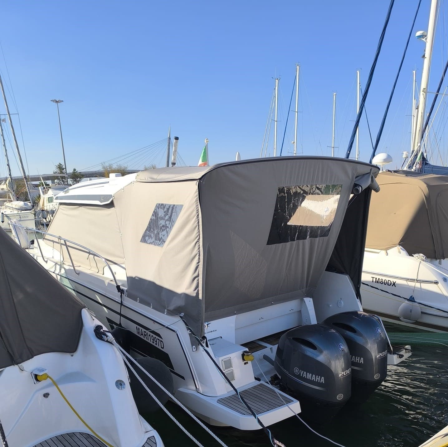 Jeanneau Merry Fisher Offshore 895 - Detail View 1 Jeanneau Merry Fisher Offshore 895 - Detail View 1