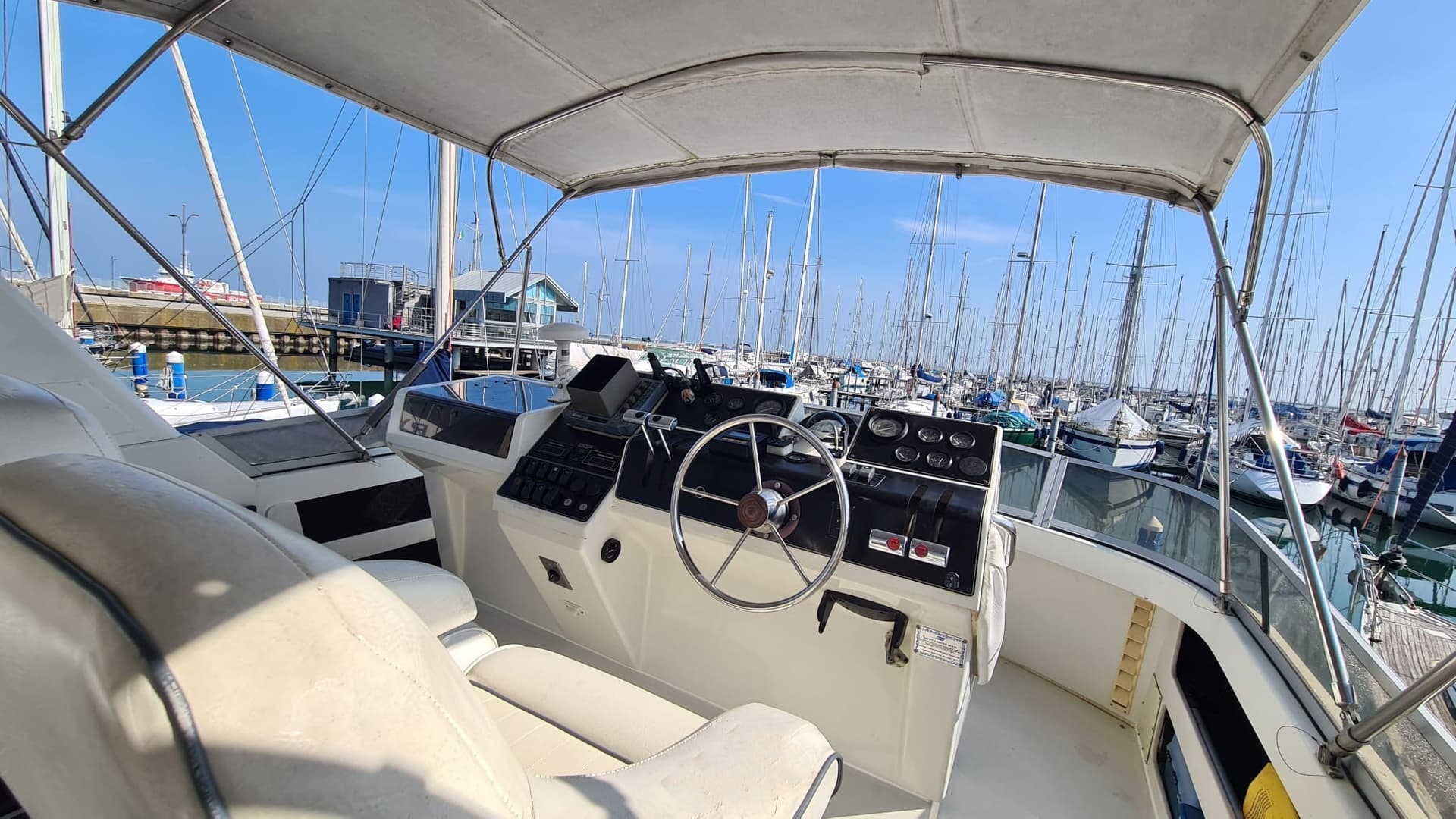 Carver Boat 356 Aft Cabin M/Y - Deck View Carver Boat 356 Aft Cabin M/Y - Deck View