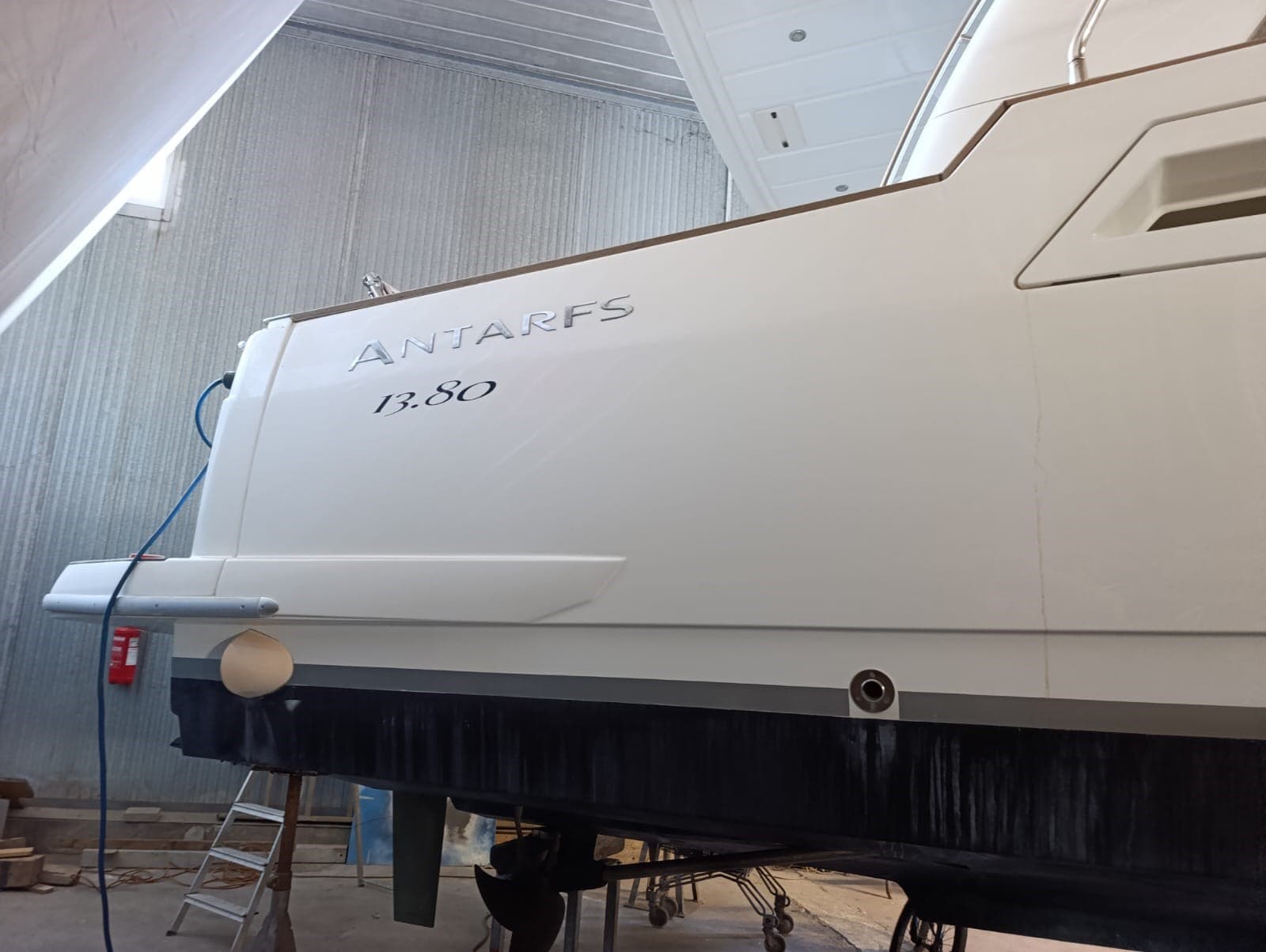 Beneteau Antares 13.80 - Deck View Beneteau Antares 13.80 - Deck View