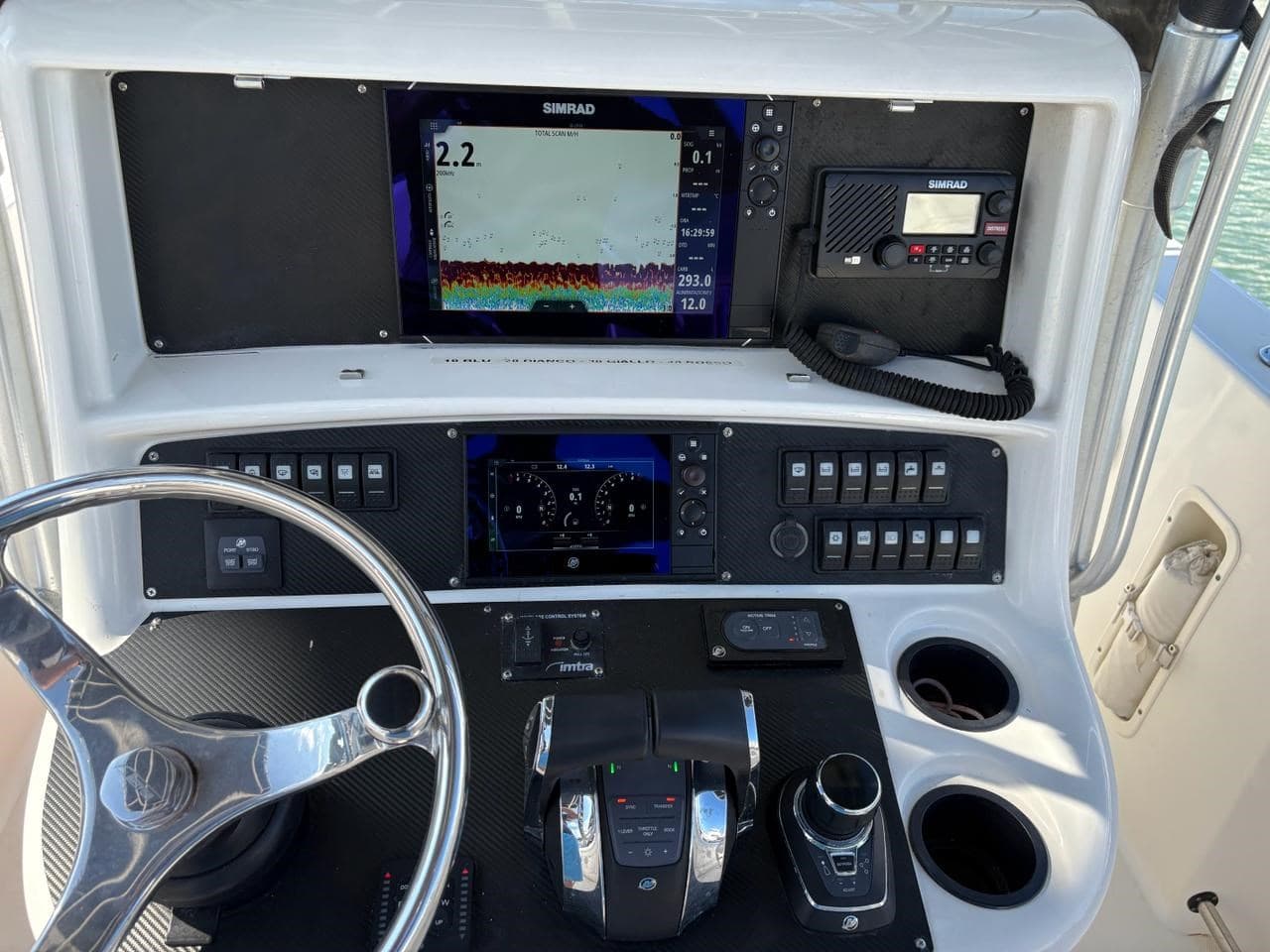 Boston Whaler 270 Outrage - Deck View Boston Whaler 270 Outrage - Deck View