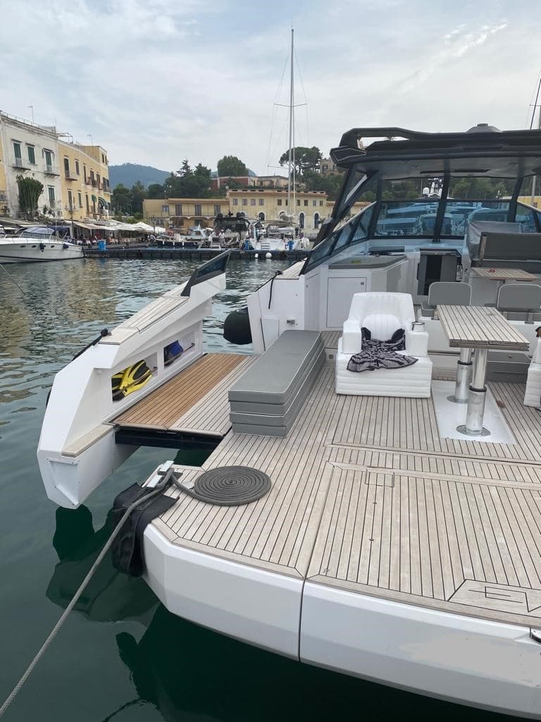 Evo Yachts Evo R4 - Interior View Evo Yachts Evo R4 - Interior View