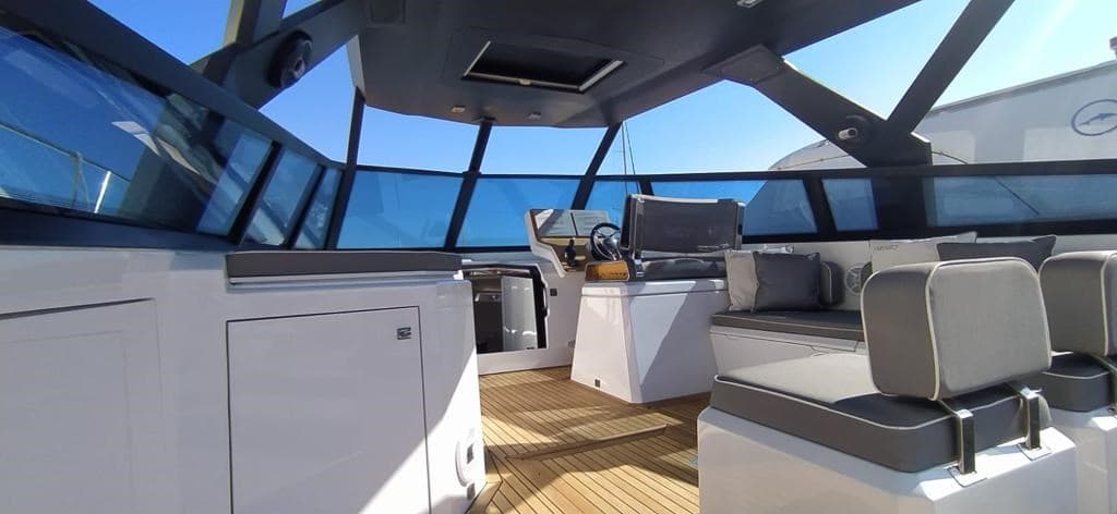 Evo Yachts Evo R4 - Detail View 1 Evo Yachts Evo R4 - Detail View 1