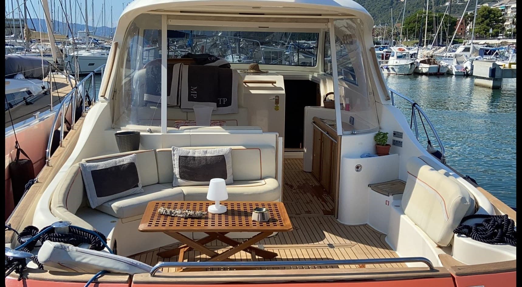 Mochi Craft Mochi 44 Dolphin - Deck View Mochi Craft Mochi 44 Dolphin - Deck View