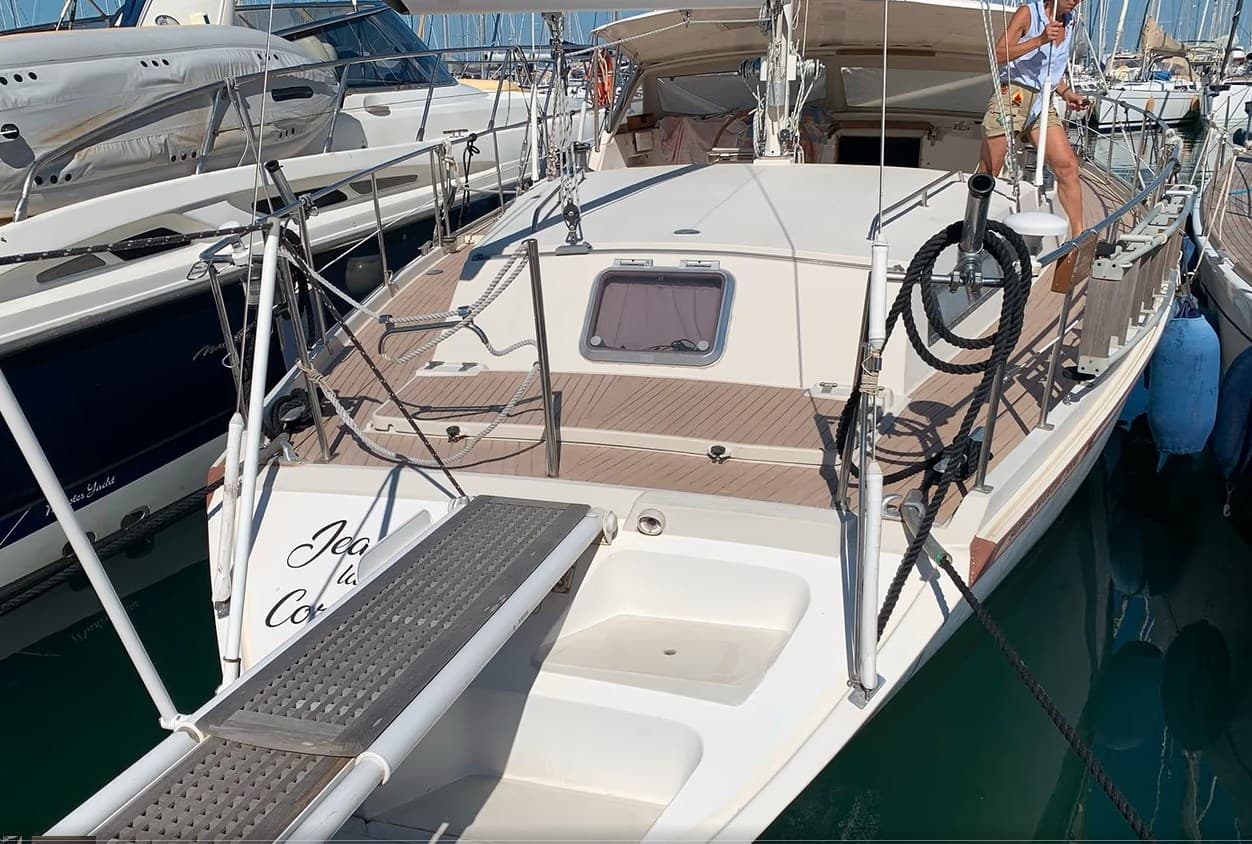 Amel Super Maramu 2000 - Interior View Amel Super Maramu 2000 - Interior View