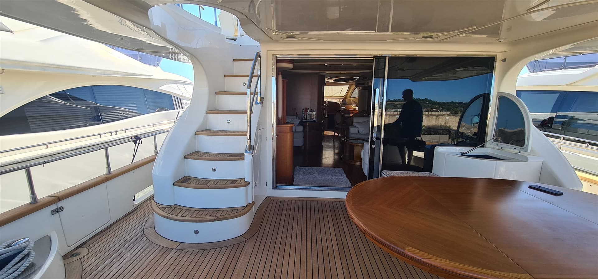 Azimut 80 Flybridge - Interior View Azimut 80 Flybridge - Interior View