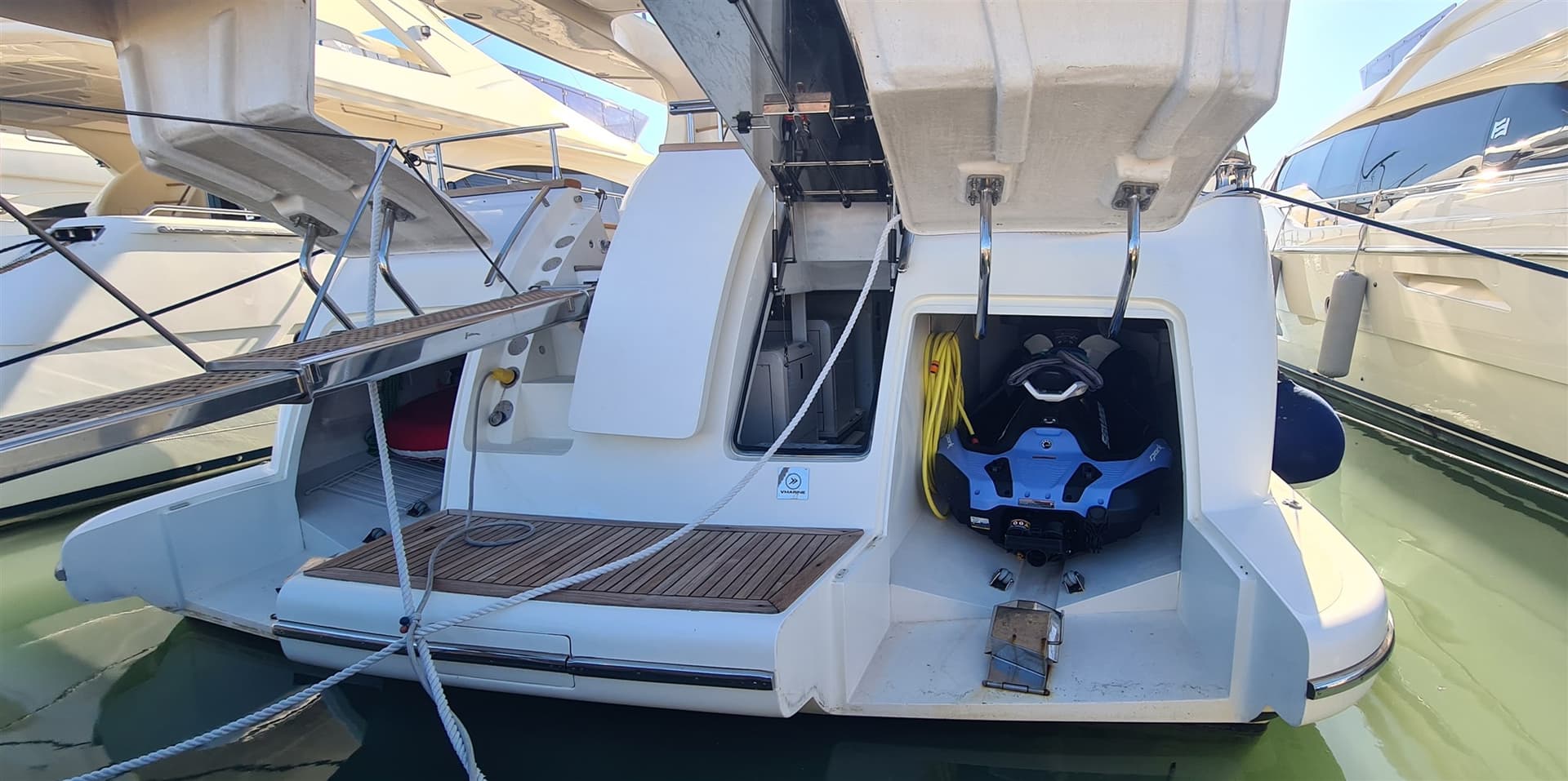 Azimut 80 Flybridge - Detail View 1 Azimut 80 Flybridge - Detail View 1