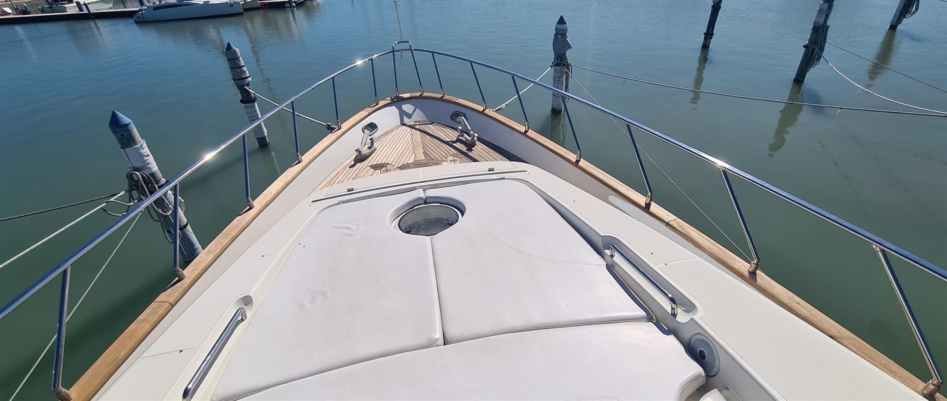 Azimut 80 Flybridge - Deck View Azimut 80 Flybridge - Deck View