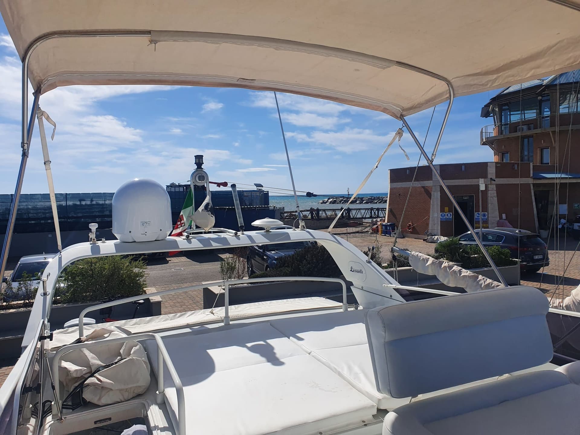 Raffaelli Levante 43 Fly - Deck View Raffaelli Levante 43 Fly - Deck View