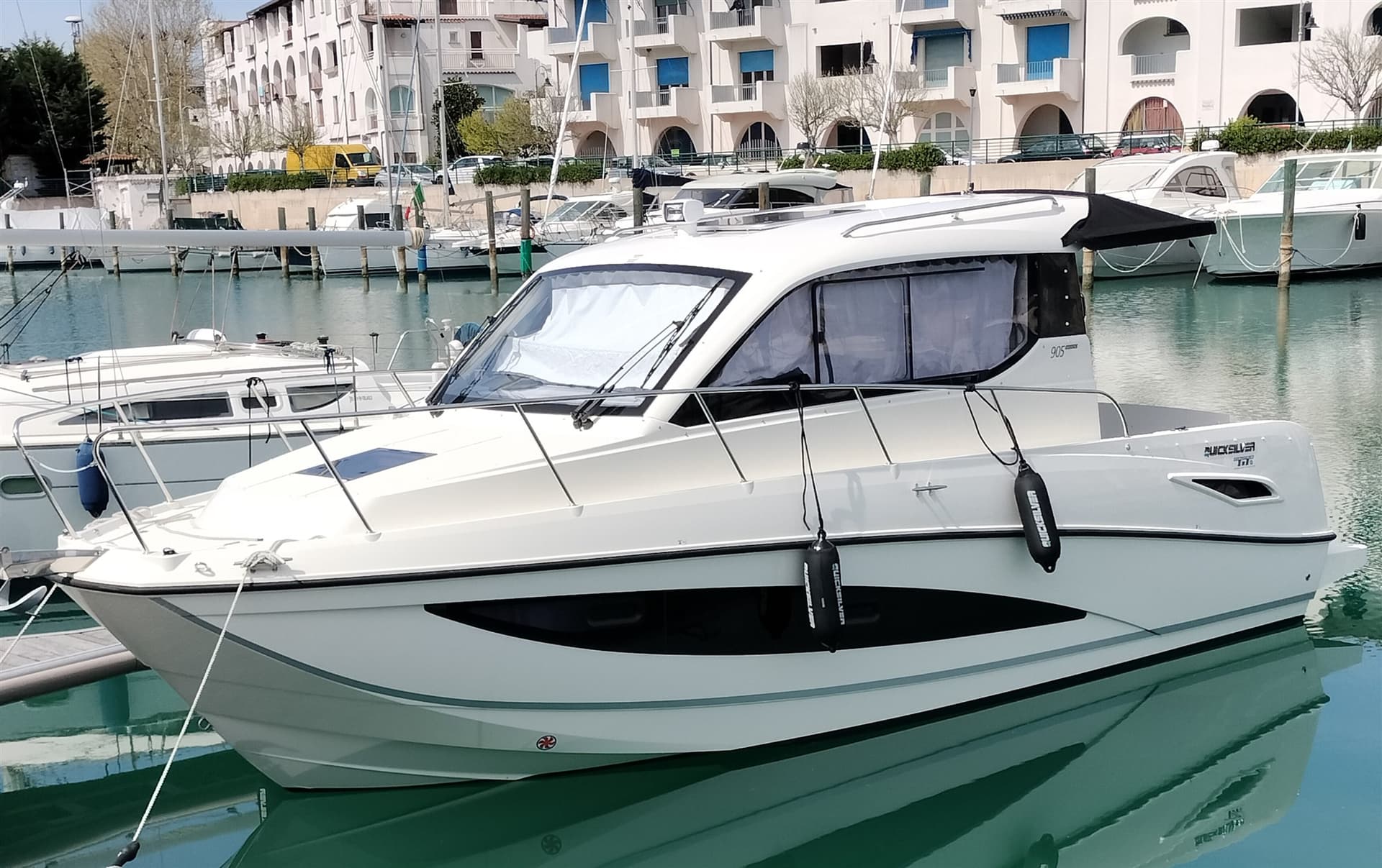 Quicksilver 905 Weekend - Main View Quicksilver 905 Weekend - Main View