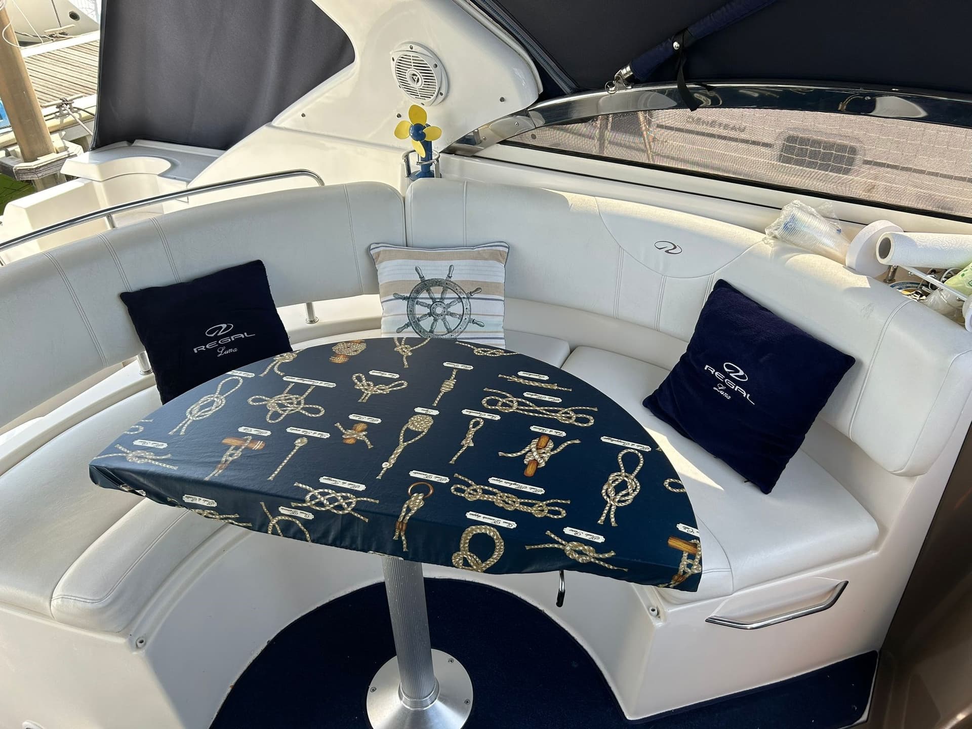 Regal Marine 3760 Commodore d'occasion - image hero 5