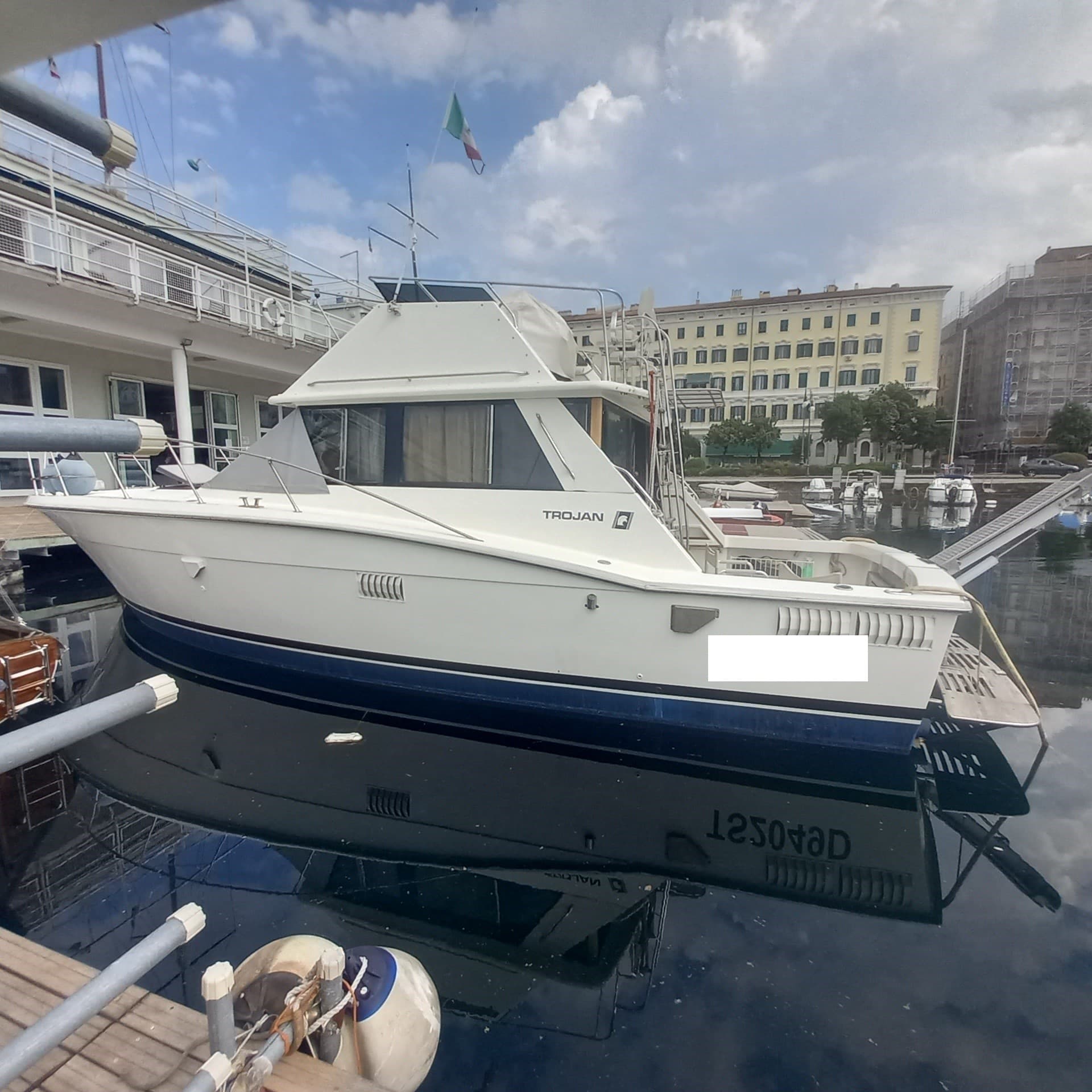 Trojan Yacht Trojan 36 Fly - Deck View Trojan Yacht Trojan 36 Fly - Deck View