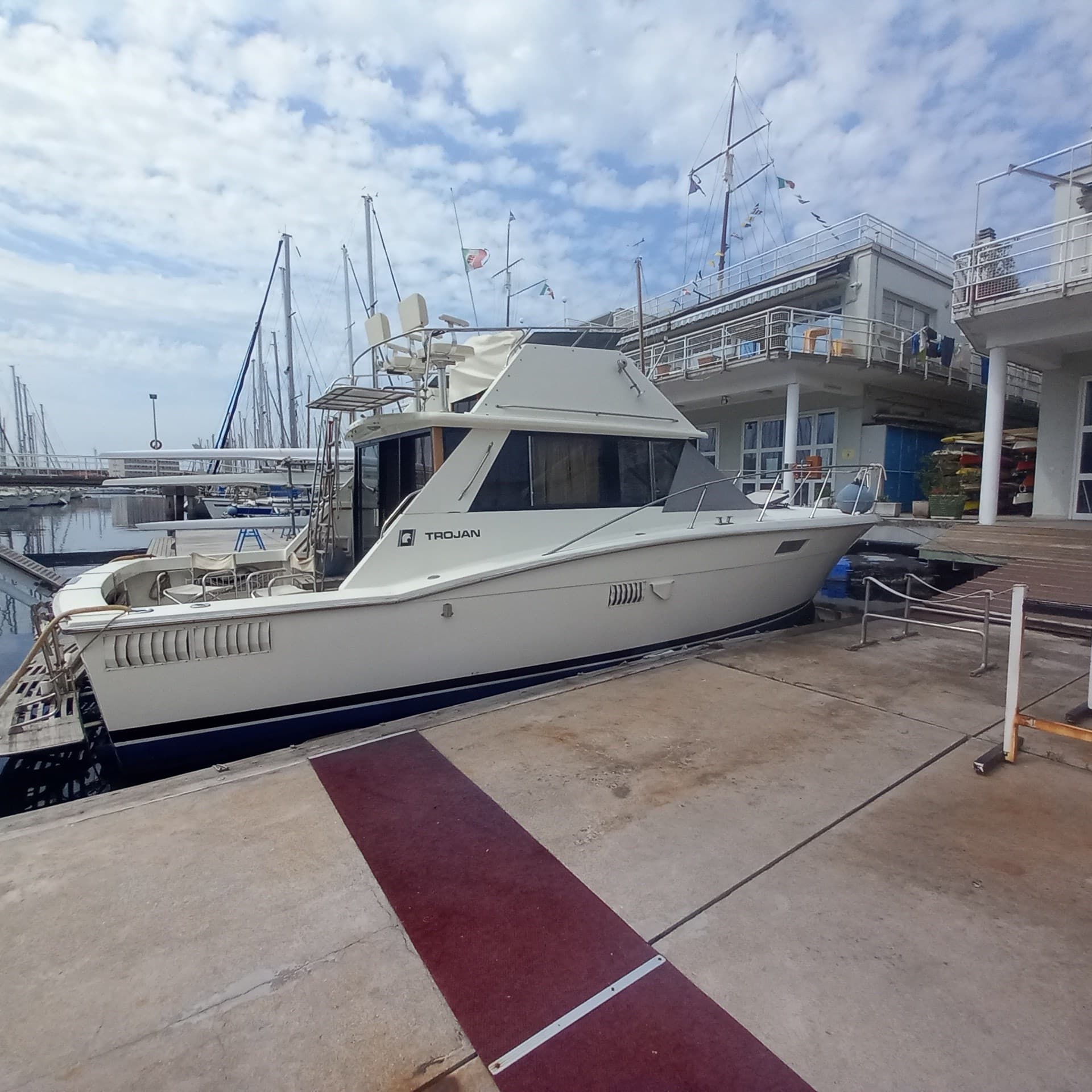 Trojan Yacht Trojan 36 Fly - Interior View Trojan Yacht Trojan 36 Fly - Interior View