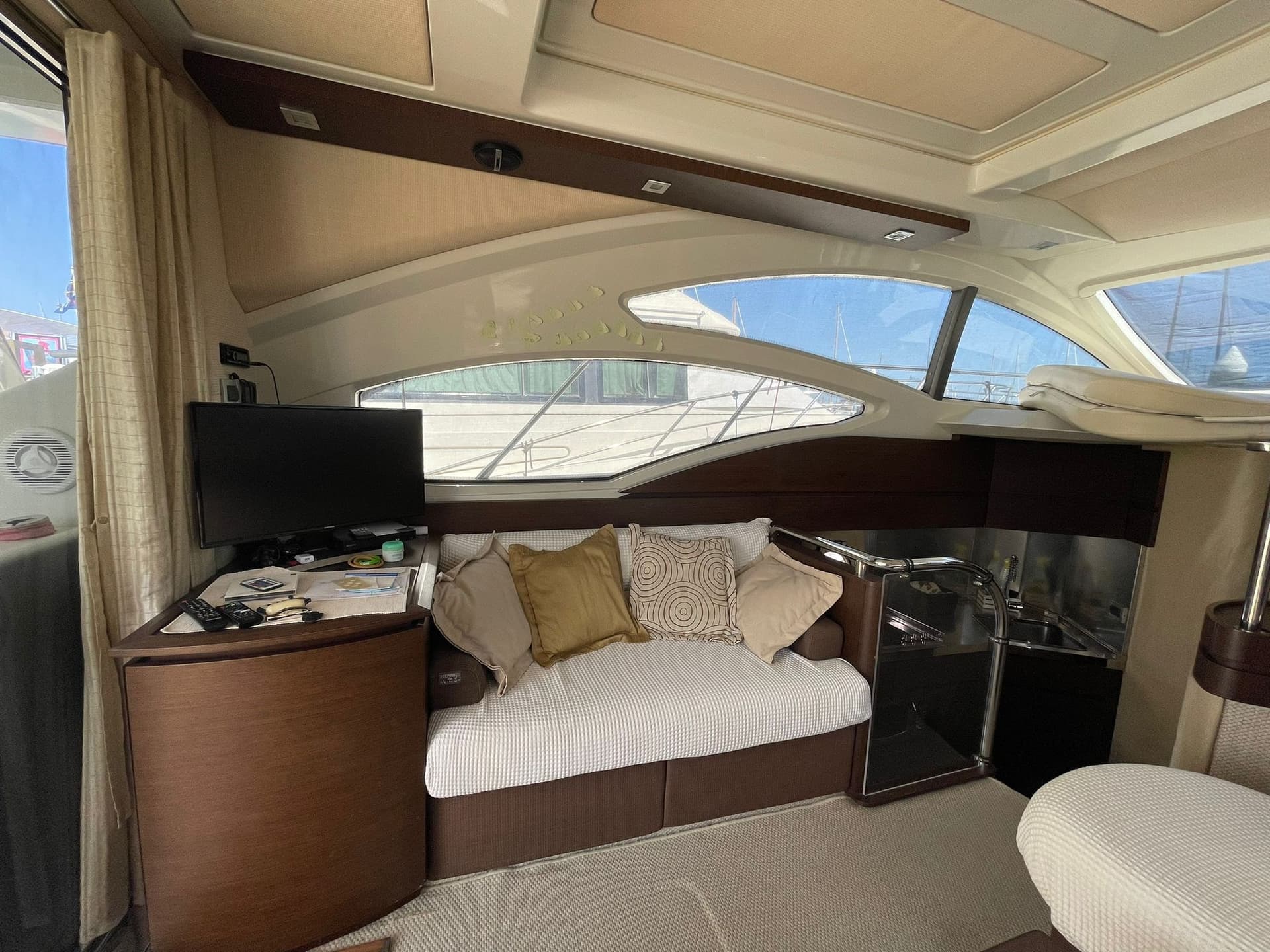 Azimut 43s - Interior View Azimut 43s - Interior View