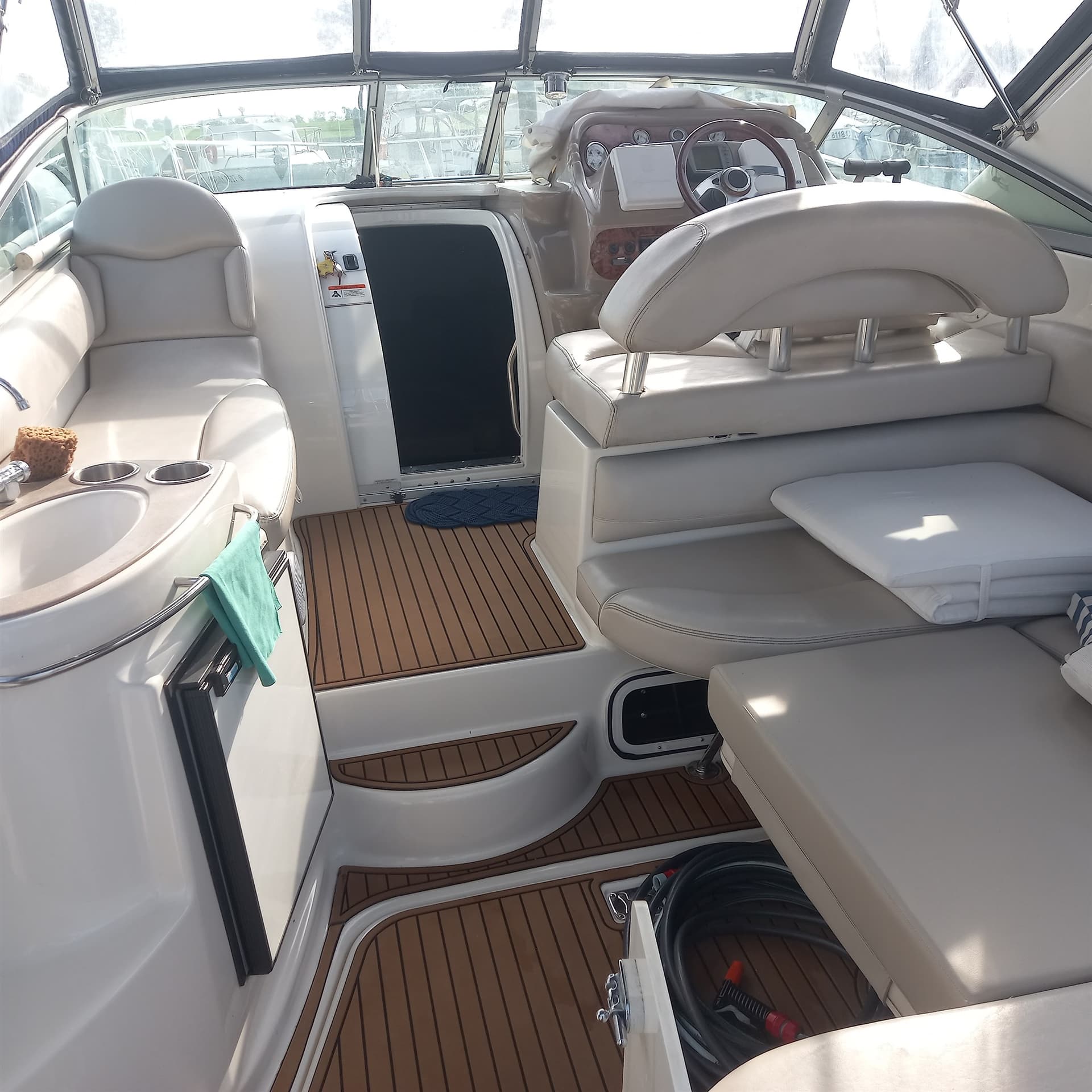 Larson Boats Larson 310 Cabrio - Interior View Larson Boats Larson 310 Cabrio - Interior View