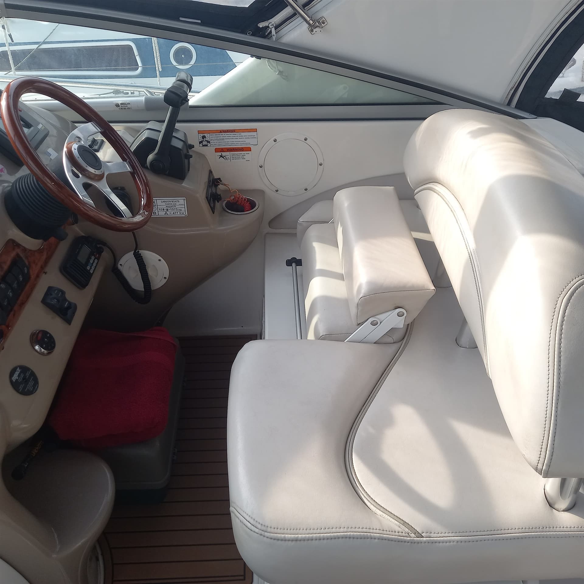 Larson Boats LARSON 310 CABRIO used - hero image 7