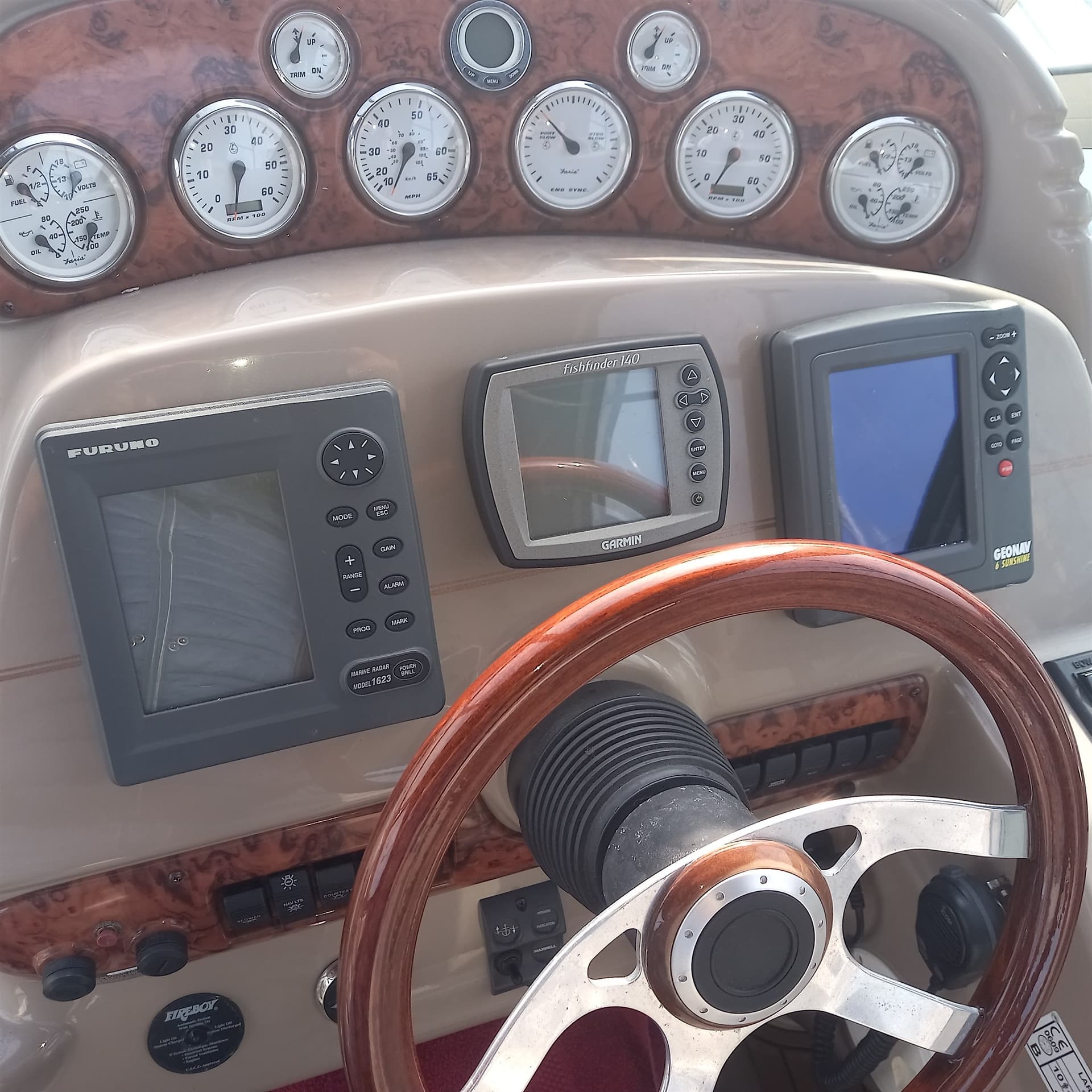 Larson Boats LARSON 310 CABRIO used - hero image 8