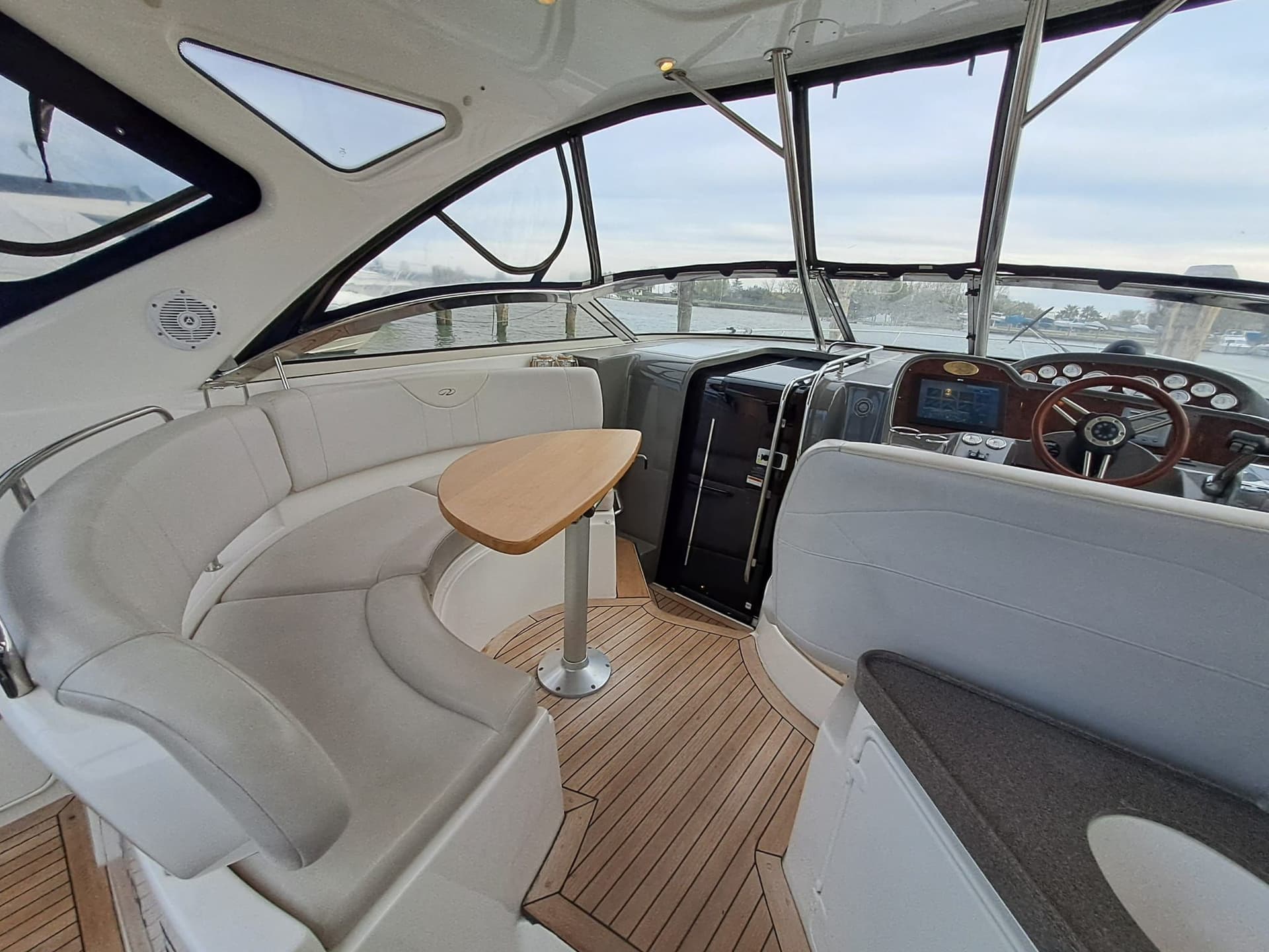 Regal Marine COMMODORE 3760 usato - foto hero 5