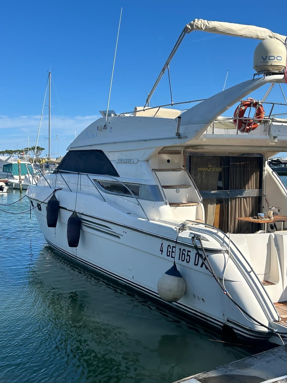 Princess Yachts 440 Fly - Detail View 1 Princess Yachts 440 Fly - Detail View 1