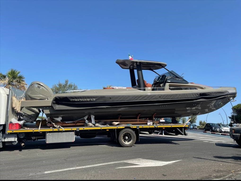 Capelli Stradivari 43 - Deck View Capelli Stradivari 43 - Deck View