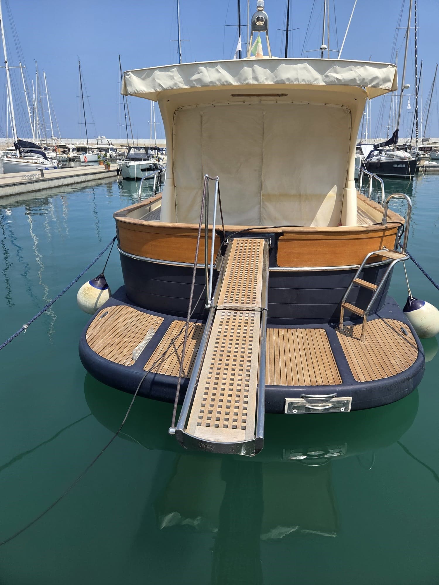 Di Donna Serapo 42 Cabin Ht - Detail View 1 Di Donna Serapo 42 Cabin Ht - Detail View 1