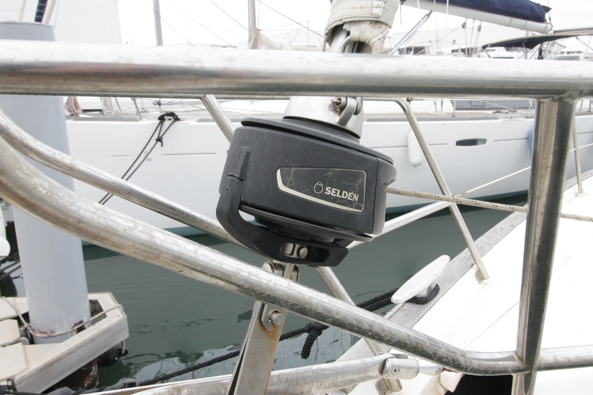 Beneteau Oceanis 411 Clipper - Deck View Beneteau Oceanis 411 Clipper - Deck View