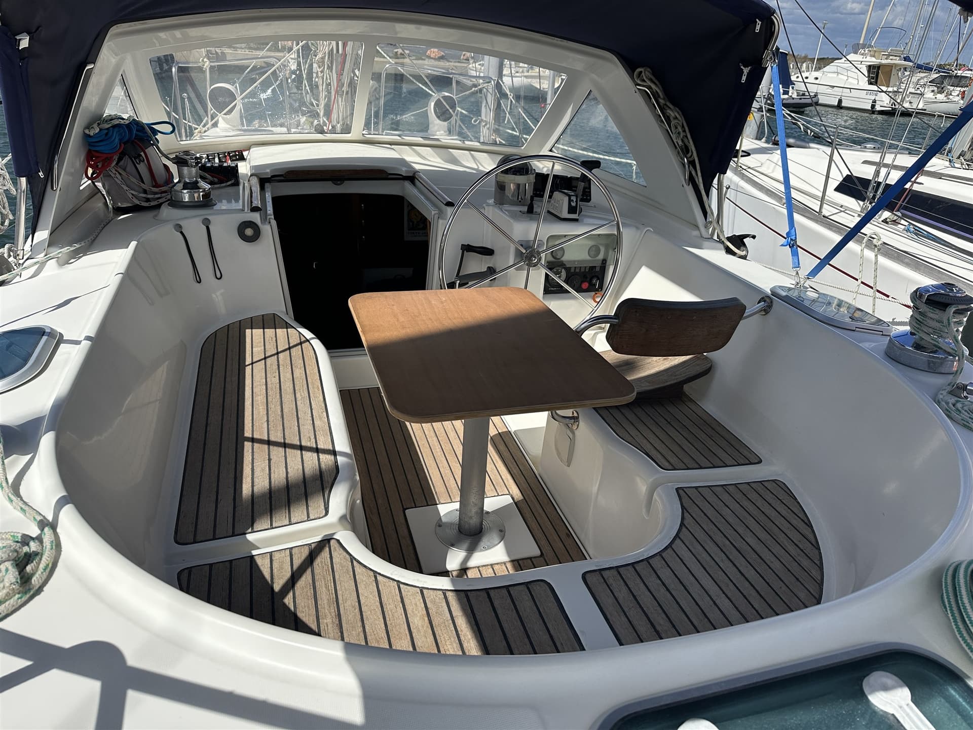Beneteau Oceanis 40 Cc - Deck View Beneteau Oceanis 40 Cc - Deck View