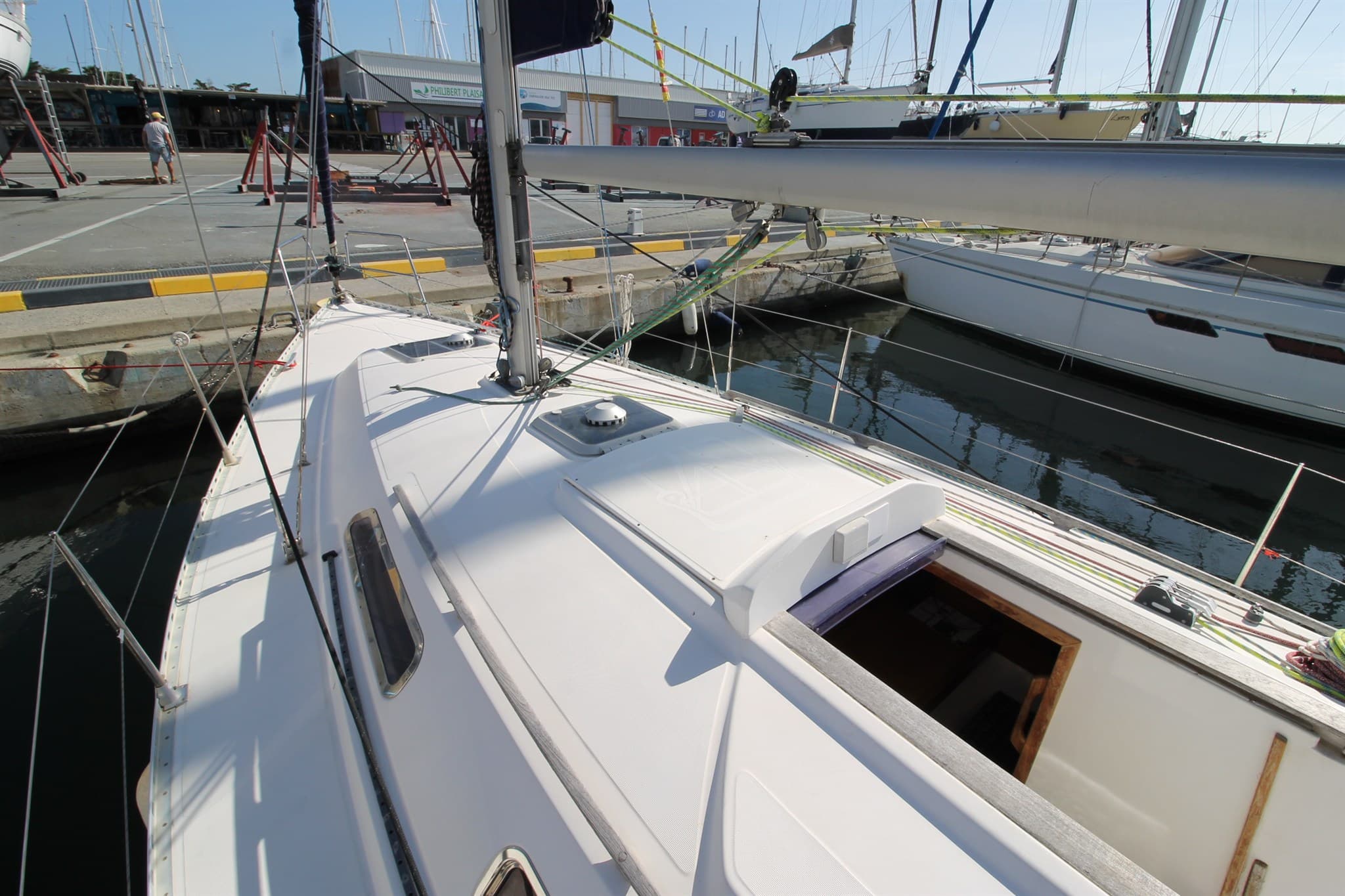 Dufour Yachts Dufour 32 Classic - Deck View Dufour Yachts Dufour 32 Classic - Deck View