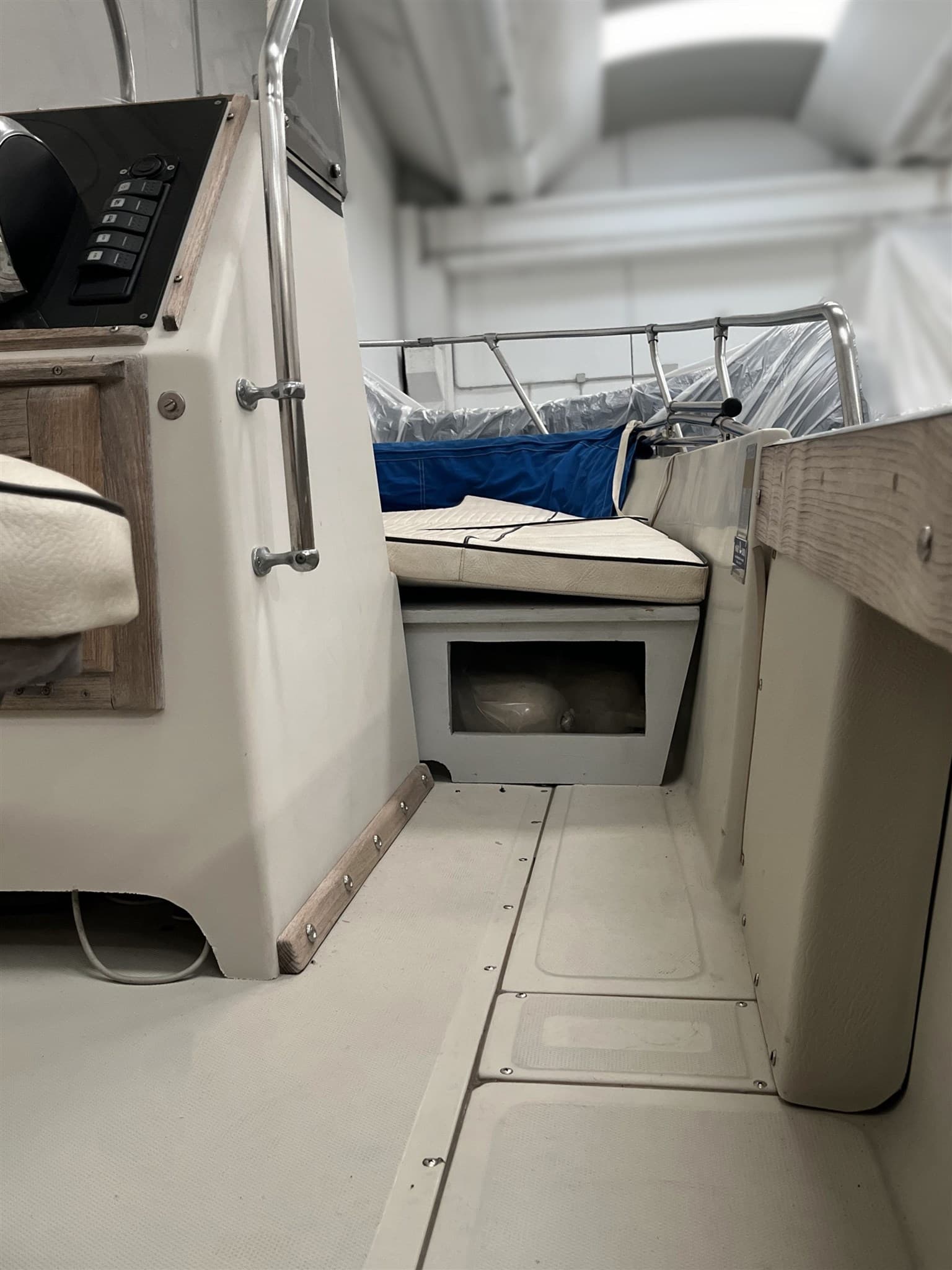 Boston Whaler Outrage 18 - Deck View Boston Whaler Outrage 18 - Deck View