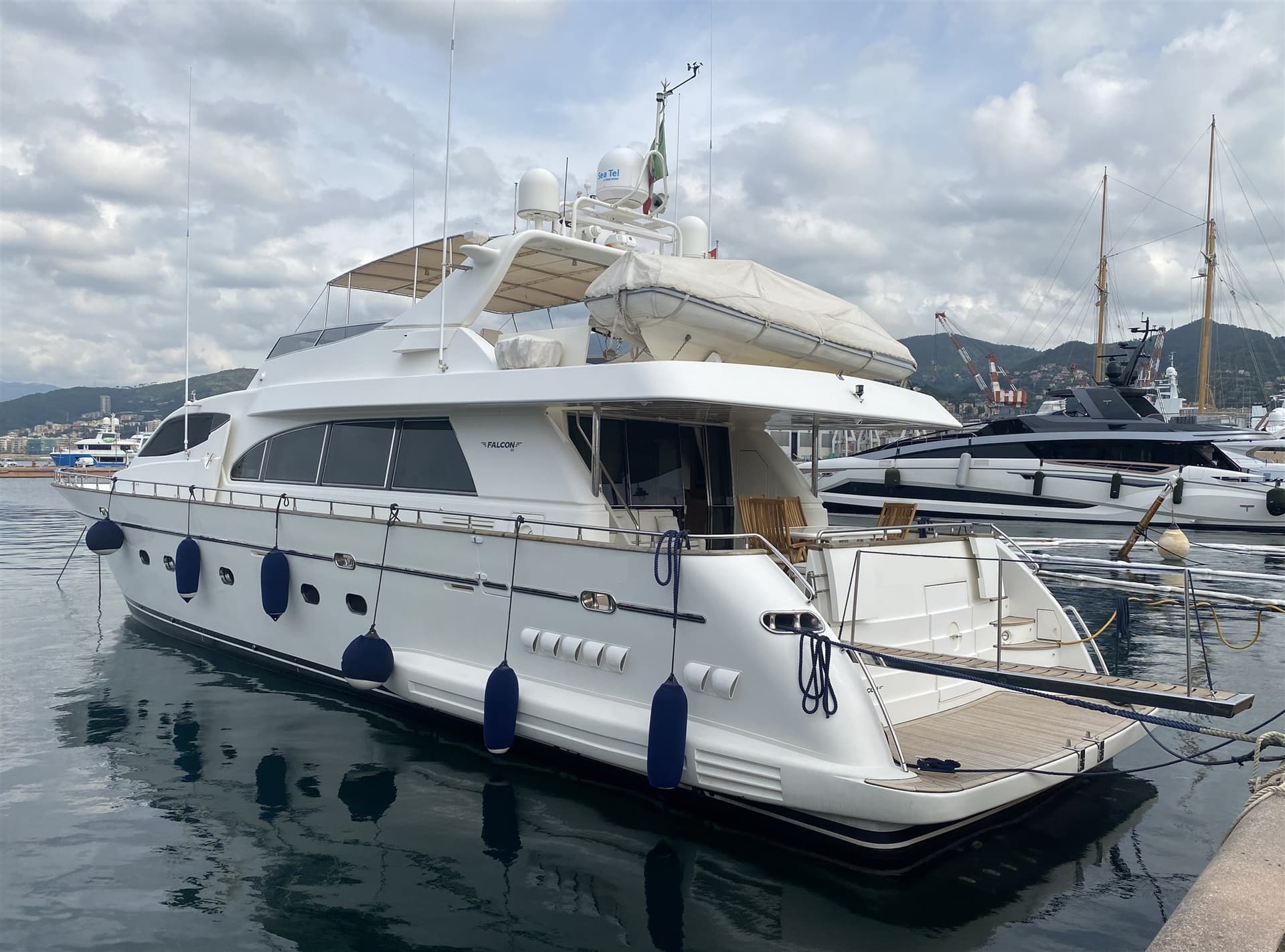 Falcon Yachts 85 - Interior View Falcon Yachts 85 - Interior View