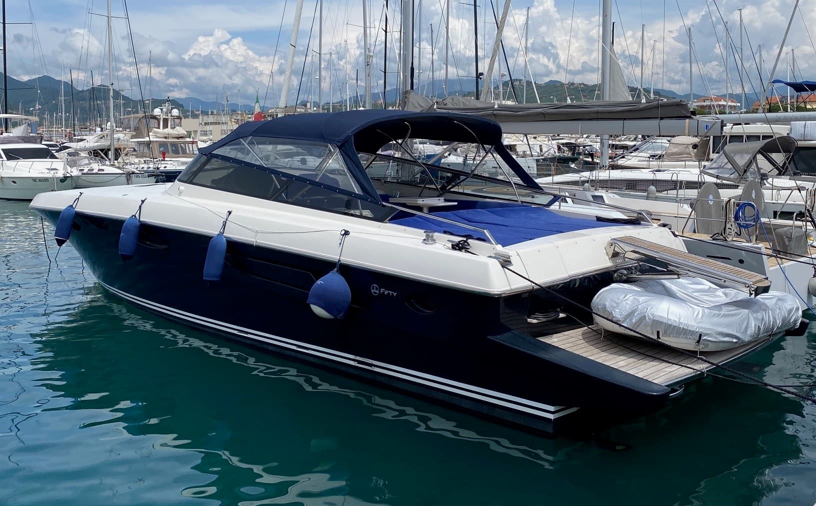 Itama Fifty - Detail View 1 Itama Fifty - Detail View 1