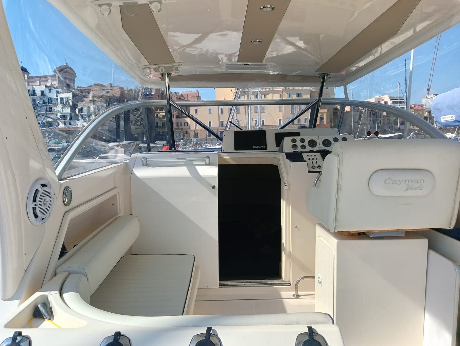 Cayman 30 Wa - Deck View Cayman 30 Wa - Deck View