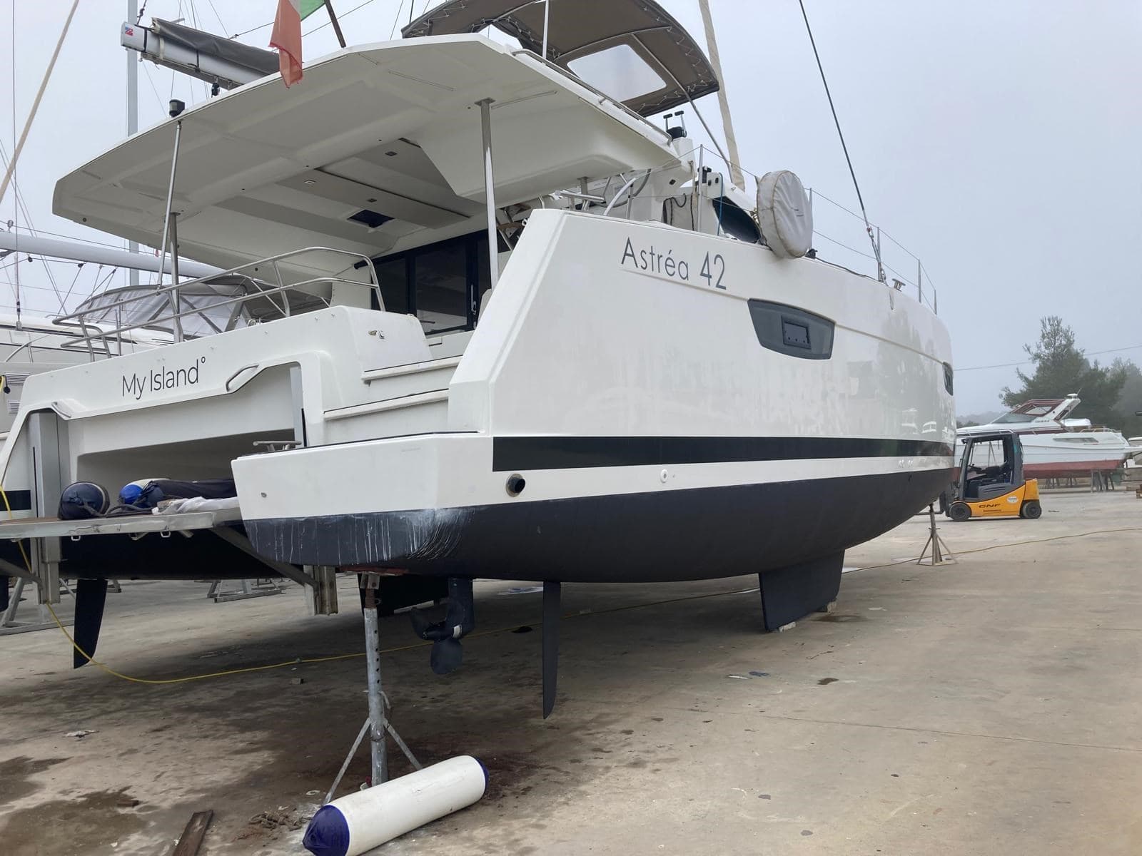 Fountaine Pajot Astréa 42 used - detail 4