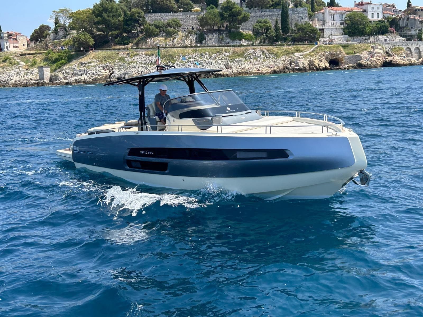 Invictus Gt370 - Detail View 1 Invictus Gt370 - Detail View 1