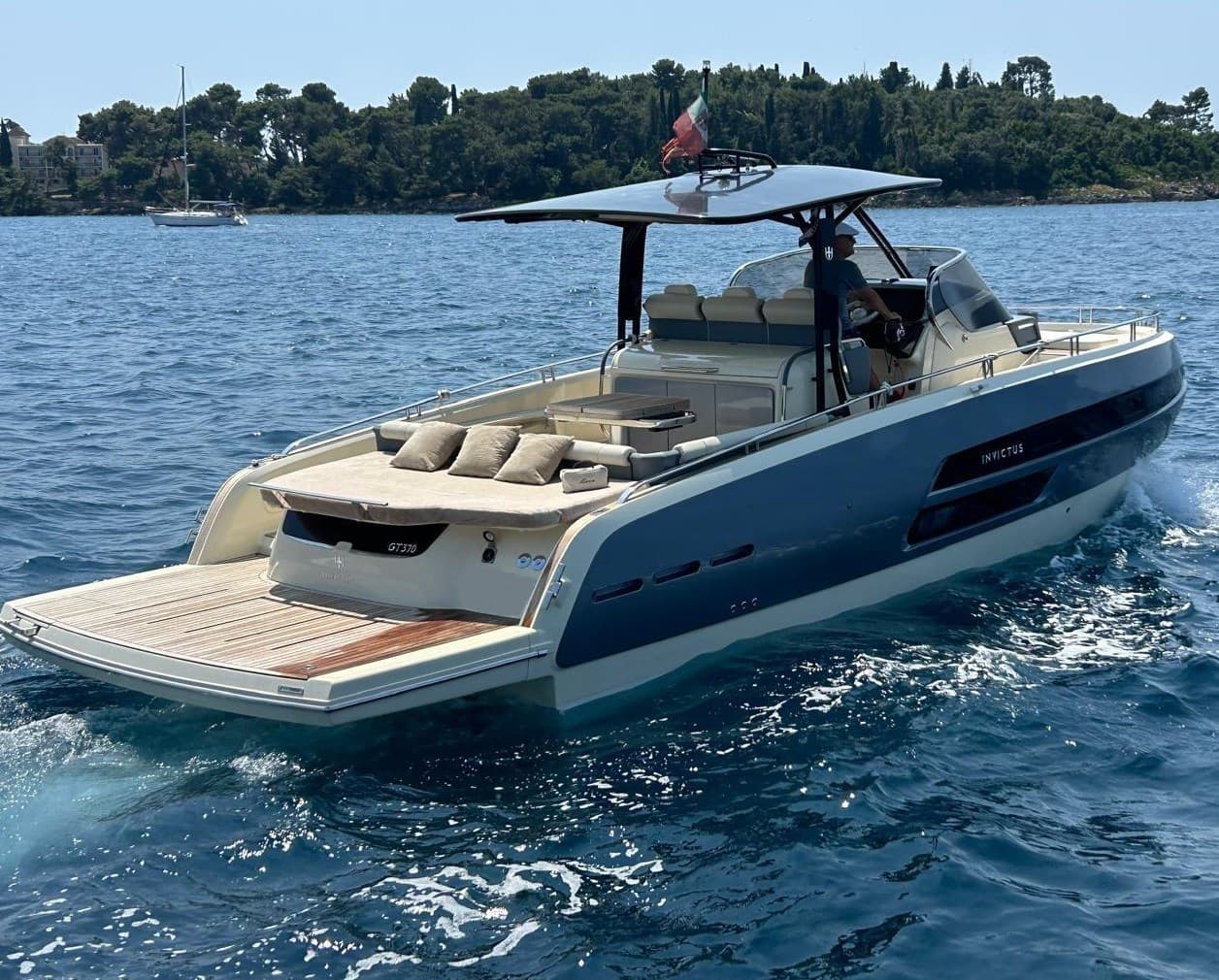 Invictus Gt370 - Interior View Invictus Gt370 - Interior View