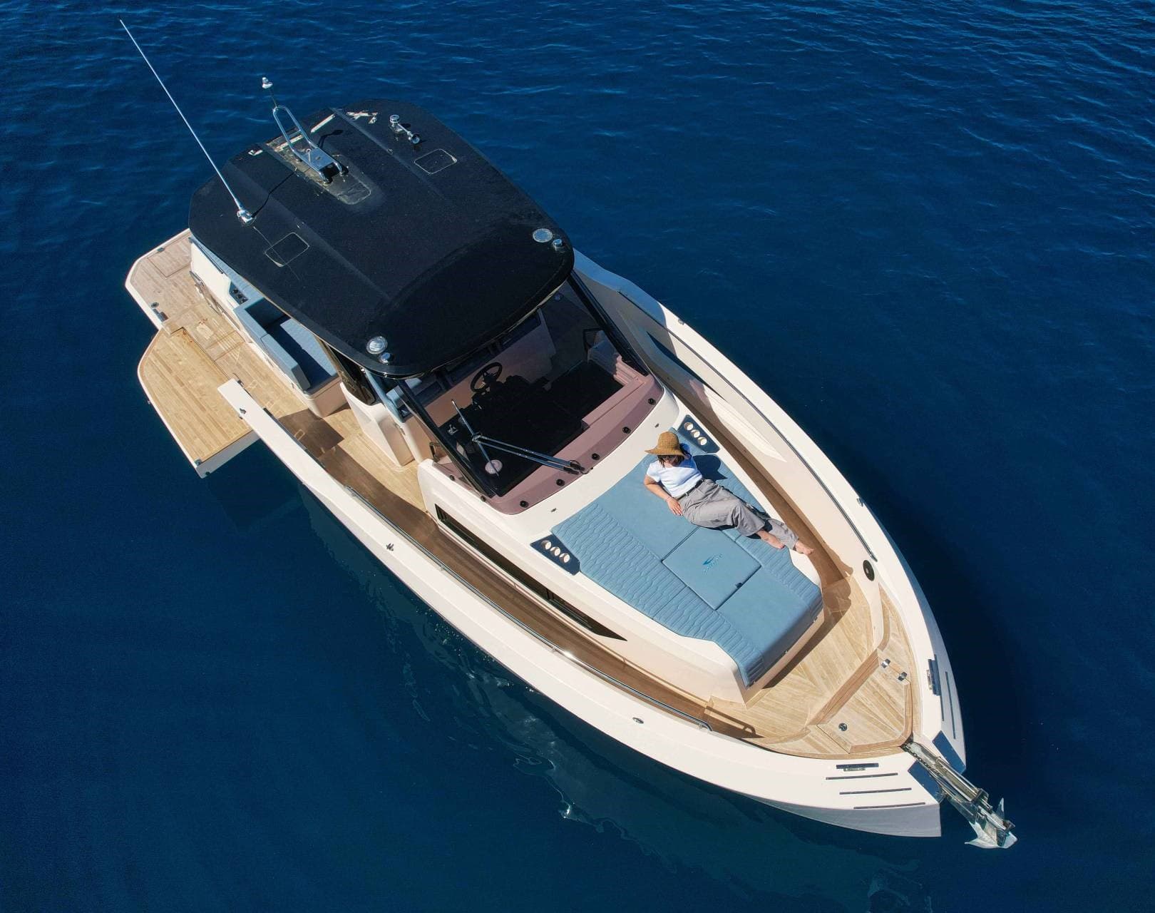 Cayman 380wa - Detail View 1 Cayman 380wa - Detail View 1