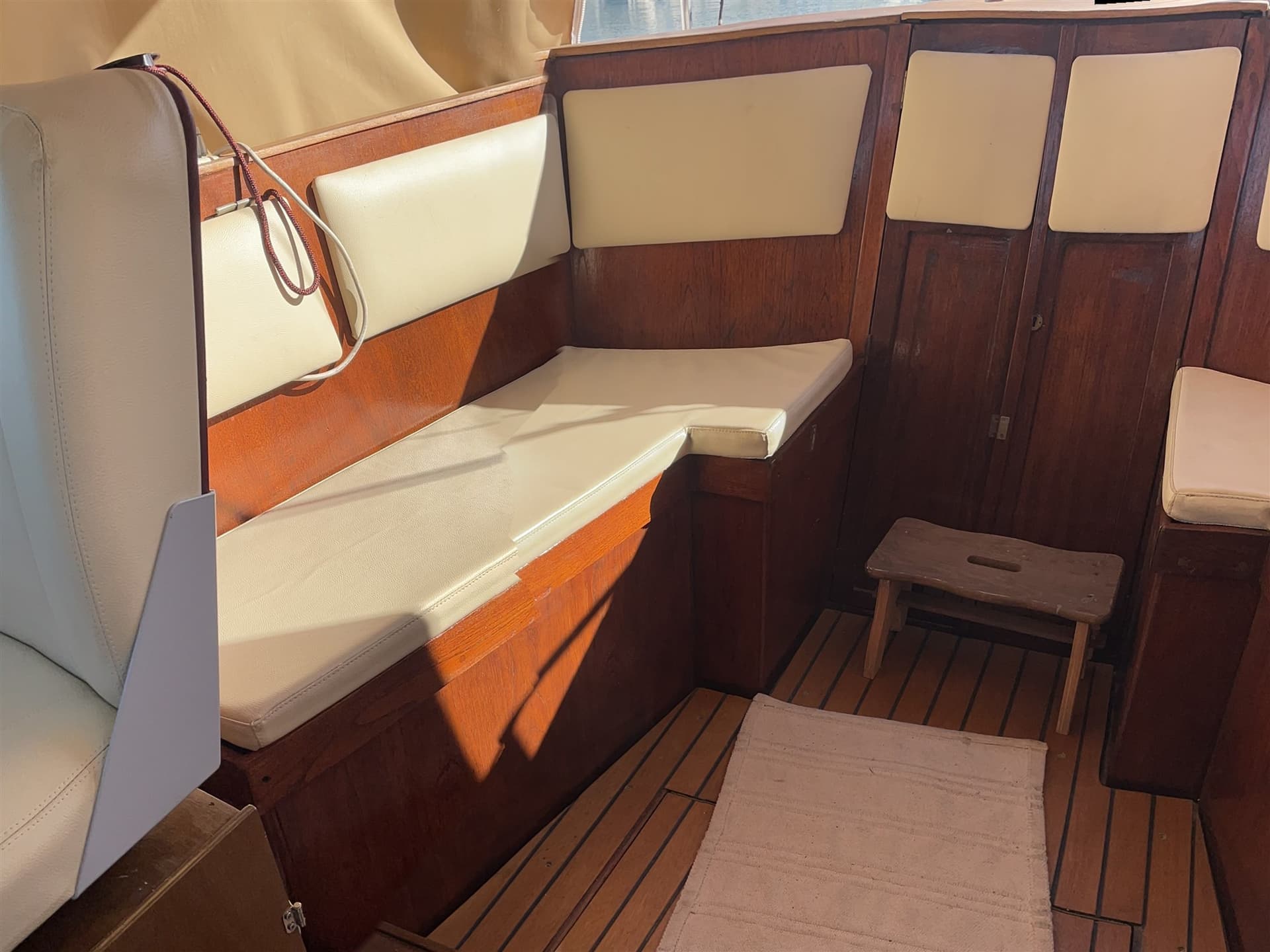 Winga 87 - Deck View Winga 87 - Deck View