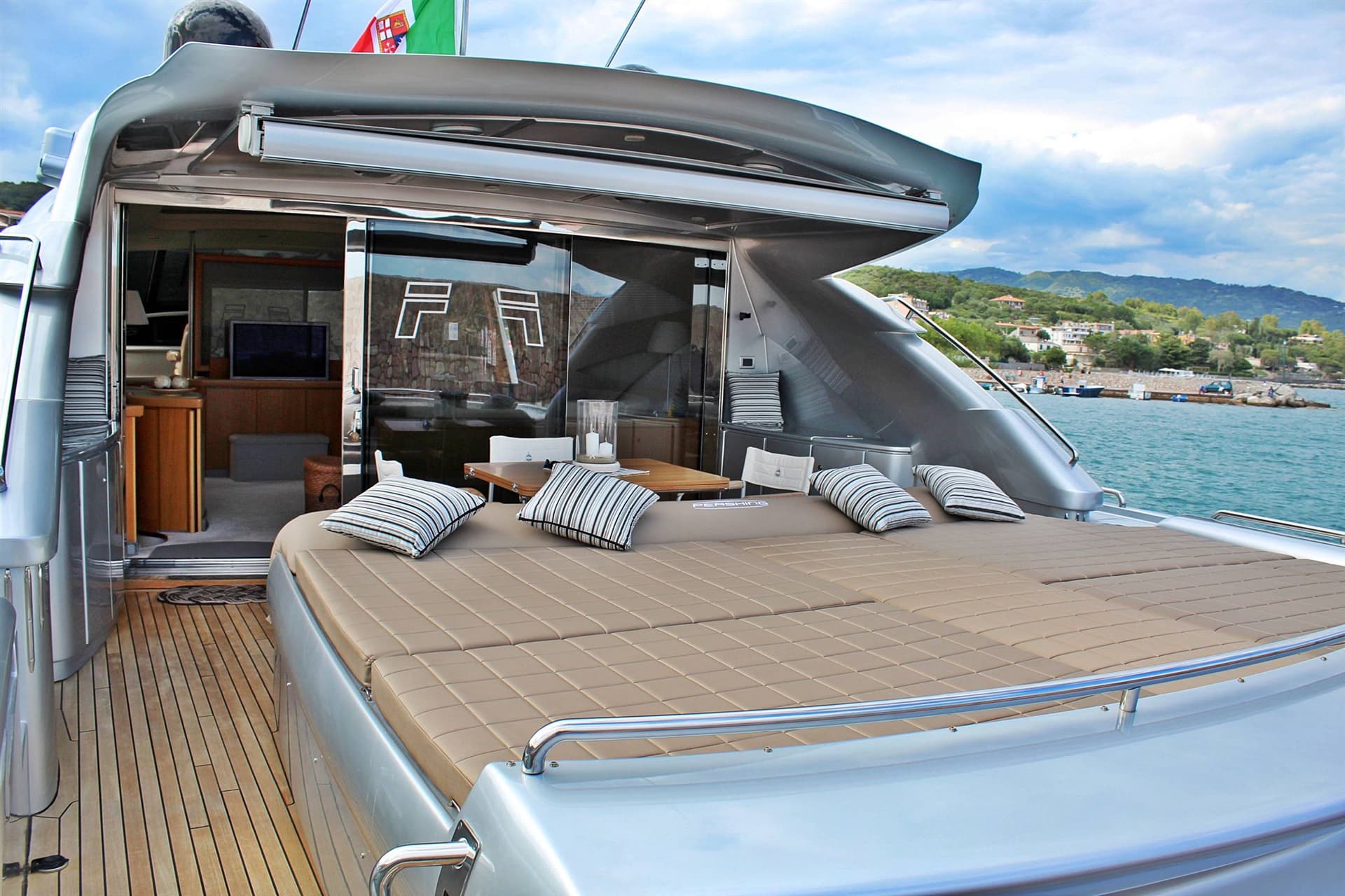 Pershing Pershing 76 - Deck View Pershing Pershing 76 - Deck View