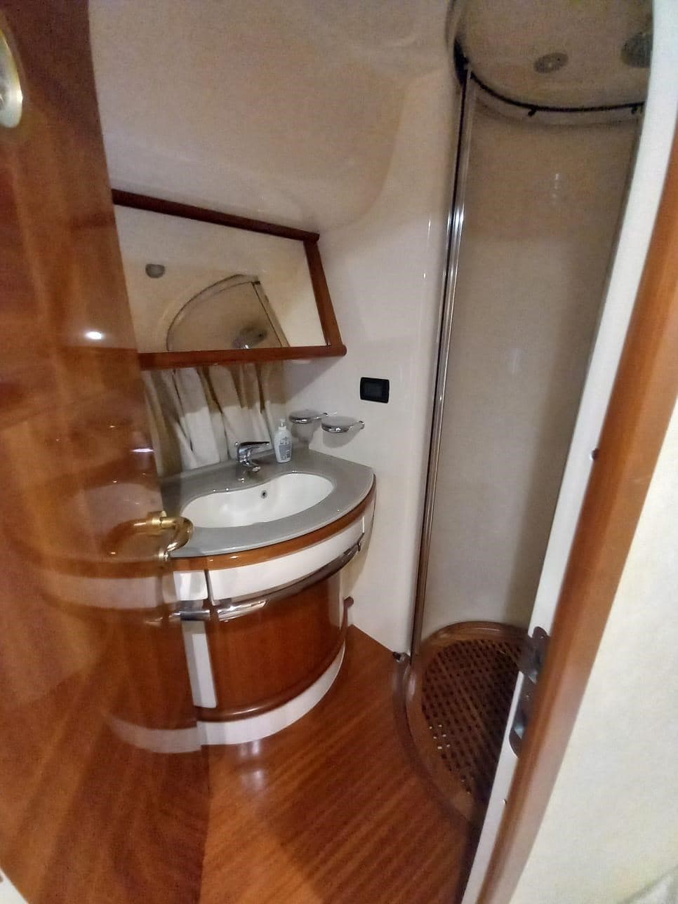 Azimut 62 used - hero image 22