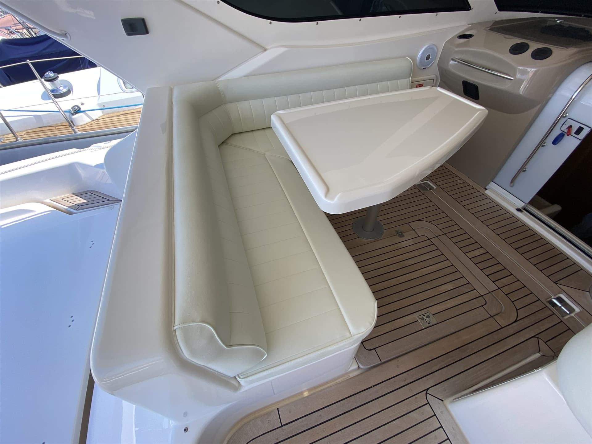 Riviera Marine 4000 Ht Offshore - Deck View Riviera Marine 4000 Ht Offshore - Deck View