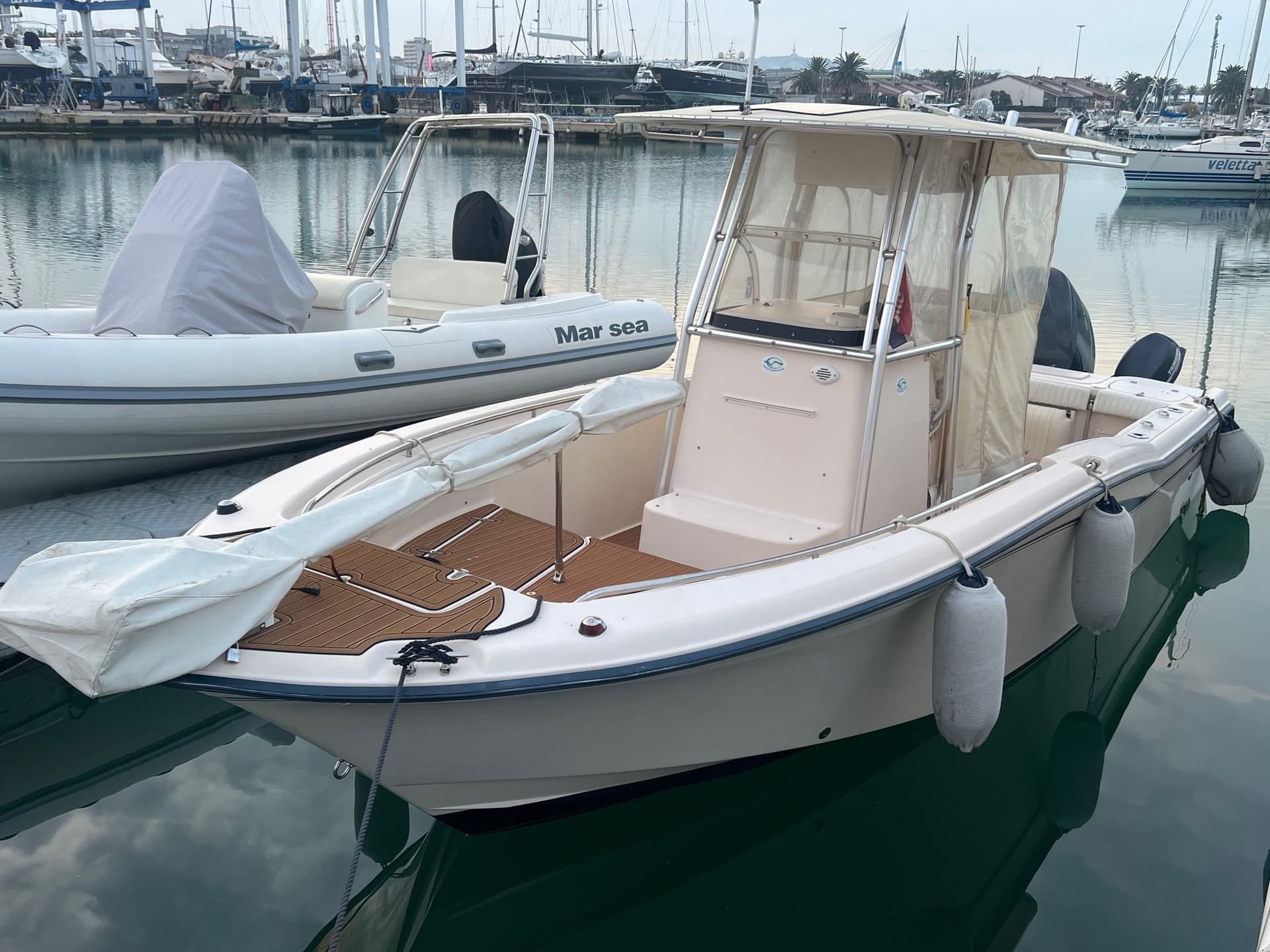 Grady White Boats 257 Advance - Deck View Grady White Boats 257 Advance - Deck View